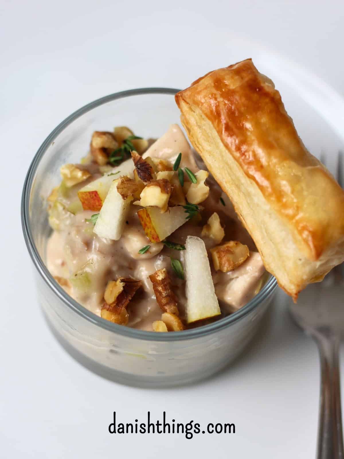 Cremet tarteletfyld med kylling, pære og svampe – lækker stuvning til efterår og vinter Cremet tarteletfyld med kylling, pære og svampe serveret i glas med butterdejsstænger. © Christel Parby danishthings.com #danishthings #tarteletter #tarteletfyld #stuvning #volauvent #opbagt #sauce #kylling #pærer #svampe #porre #madmedpære #valnødder #hjemmelavet #efterårsmad #vintermad #hverdagsmad #weekendmad #danskmad #danskretter #forret #hovedret #madinspiration