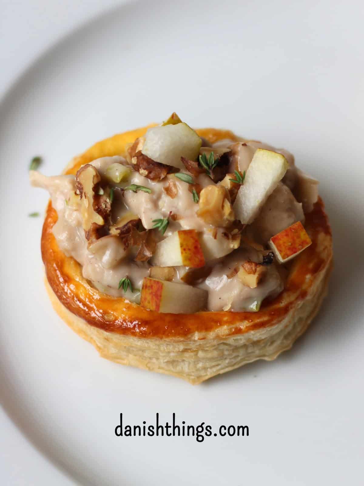 Cremet tarteletfyld med kylling, pære og svampe – lækker stuvning til efterår og vinter Vol-au-vent med kylling, pære og svampe – lækker stuvning til efterår og vinter. © Christel Parby danishthings.com #danishthings #tarteletter #tarteletfyld #stuvning #volauvent #opbagt #sauce #kylling #pærer #svampe #porre #madmedpære #valnødder #hjemmelavet #efterårsmad #vintermad #hverdagsmad #weekendmad #danskmad #danskretter #forret #hovedret #madinspiration