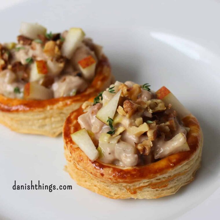 Creamy vol-au-vent filling with chicken, pear and mushrooms - delicious creamed dish for autumn and winter. The creamy filling is perfect for vol-au-vents and small tarts - you can also serve it in other ways - find the recipe, tips and inspiration at danishthings.com © Christel Parby #danishthings #volauvents #volauventfilling #creamedchicken #volauvent #rouxbasedsauce #sauce #chicken #pears #mushrooms #leeks #cookingwithpears #walnuts #homemade #autumnfood #winterfood #weekdayfood #weekendfood #danishfood #danishdishes #starter #maincourse #foodinspiration