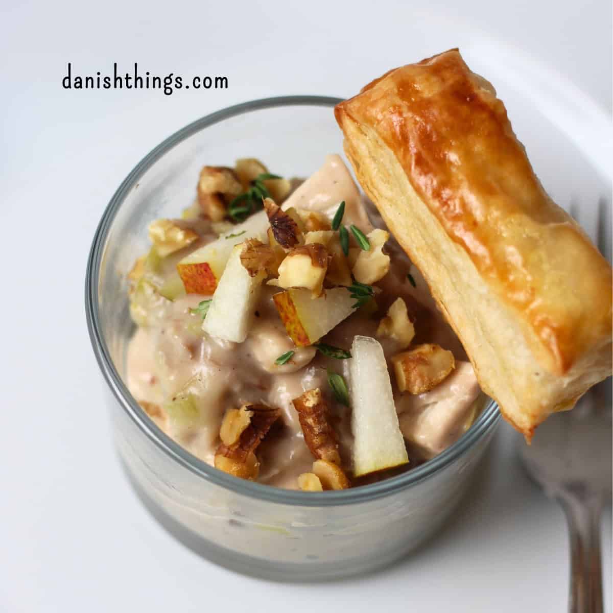 Cremet tarteletfyld med kylling, pære og svampe – lækker stuvning til efterår og vinter Cremet tarteletfyld med kylling, pære og svampe – lækker stuvning til efterår og vinter. Den cremede stuvning er oplagt til tarteletter, vol-au-vent og små tærter - du kan også serverer den på andre måder - find opskriften, tips og inspiration på danishthings.com © Christel Parby #danishthings #tarteletter #tarteletfyld #stuvning #volauvent #opbagt #sauce #kylling #pærer #svampe #porre #madmedpære #valnødder #hjemmelavet #efterårsmad #vintermad #hverdagsmad #weekendmad #danskmad #danskretter #forret #hovedret #madinspiration