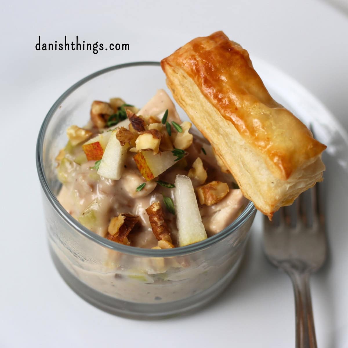 Cremet tarteletfyld med kylling, pære og svampe – lækker stuvning til efterår og vinter Cremet tarteletfyld med kylling, pære og svampe serveret i glas med butterdejsstænger. © Christel Parby danishthings.com #danishthings #tarteletter #tarteletfyld #stuvning #volauvent #opbagt #sauce #kylling #pærer #svampe #porre #madmedpære #valnødder #hjemmelavet #efterårsmad #vintermad #hverdagsmad #weekendmad #danskmad #danskretter #forret #hovedret #madinspiration