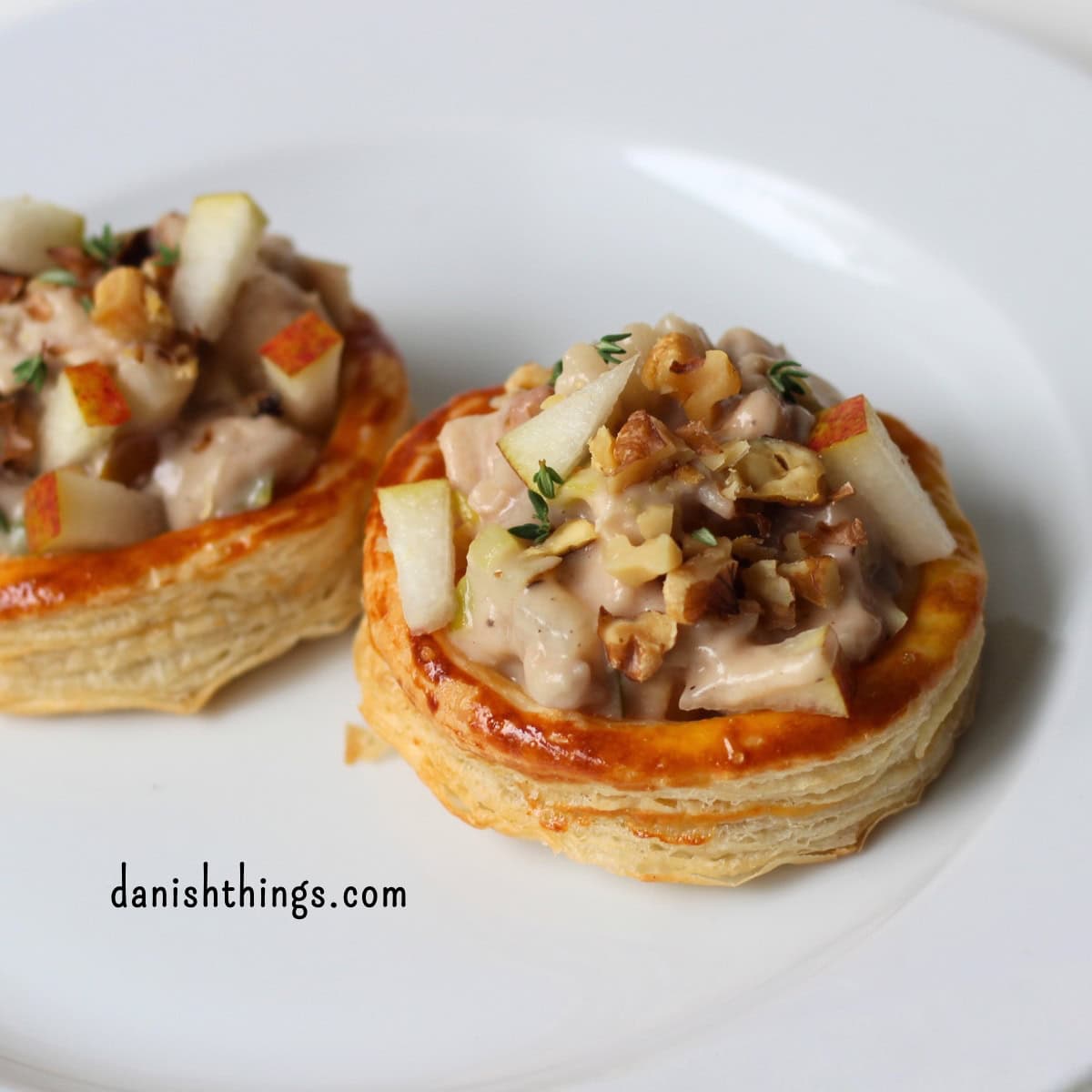 Cremet tarteletfyld med kylling, pære og svampe – lækker stuvning til efterår og vinter Vol-au-vent med kylling, pære og svampe – lækker stuvning til efterår og vinter. © Christel Parby danishthings.com #danishthings #tarteletter #tarteletfyld #stuvning #volauvent #opbagt #sauce #kylling #pærer #svampe #porre #madmedpære #valnødder #hjemmelavet #efterårsmad #vintermad #hverdagsmad #weekendmad #danskmad #danskretter #forret #hovedret #madinspiration