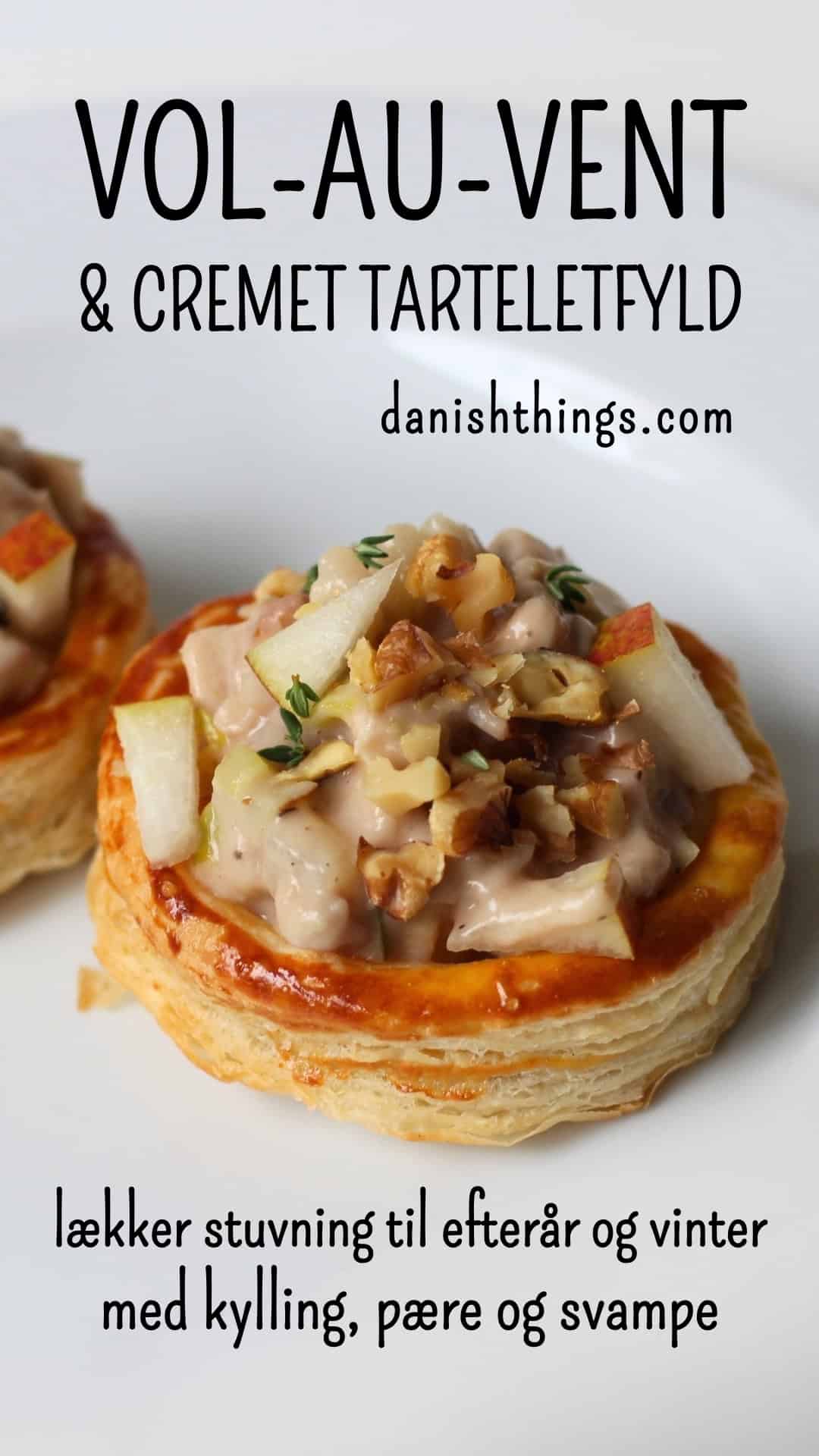 Cremet tarteletfyld med kylling, pære og svampe – lækker stuvning til efterår og vinter Cremet tarteletfyld med kylling, pære og svampe – lækker stuvning til efterår og vinter. Den cremede stuvning er oplagt til tarteletter, vol-au-vent og små tærter - du kan også serverer den på andre måder - find opskriften, tips og inspiration på danishthings.com © Christel Parby #danishthings #tarteletter #tarteletfyld #stuvning #volauvent #opbagt #sauce #kylling #pærer #svampe #porre #madmedpære #valnødder #hjemmelavet #efterårsmad #vintermad #hverdagsmad #weekendmad #danskmad #danskretter #forret #hovedret #madinspiration