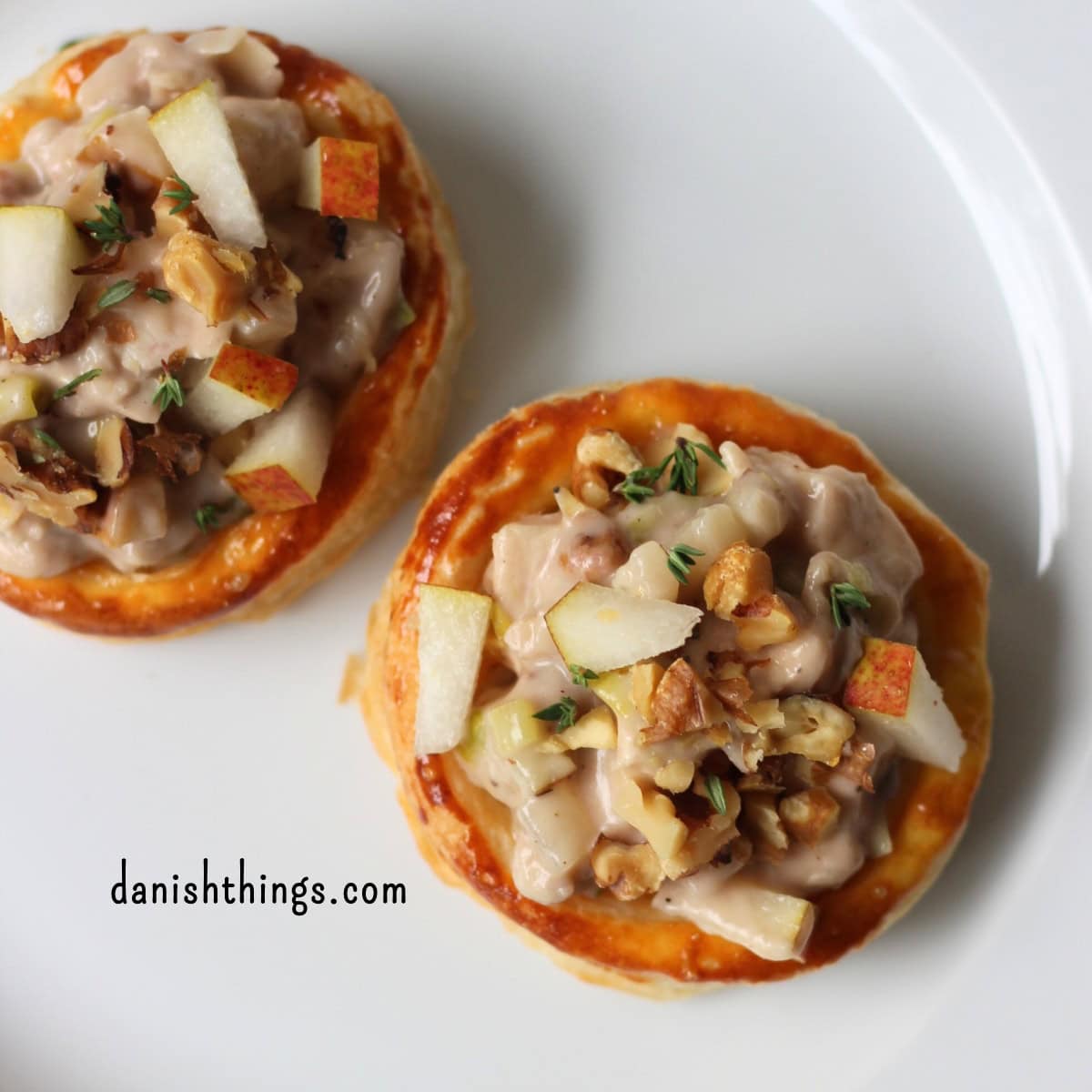 Cremet tarteletfyld med kylling, pære og svampe – lækker stuvning til efterår og vinter Vol-au-vent med kylling, pære og svampe – lækker stuvning til efterår og vinter. © Christel Parby danishthings.com #danishthings #tarteletter #tarteletfyld #stuvning #volauvent #opbagt #sauce #kylling #pærer #svampe #porre #madmedpære #valnødder #hjemmelavet #efterårsmad #vintermad #hverdagsmad #weekendmad #danskmad #danskretter #forret #hovedret #madinspiration