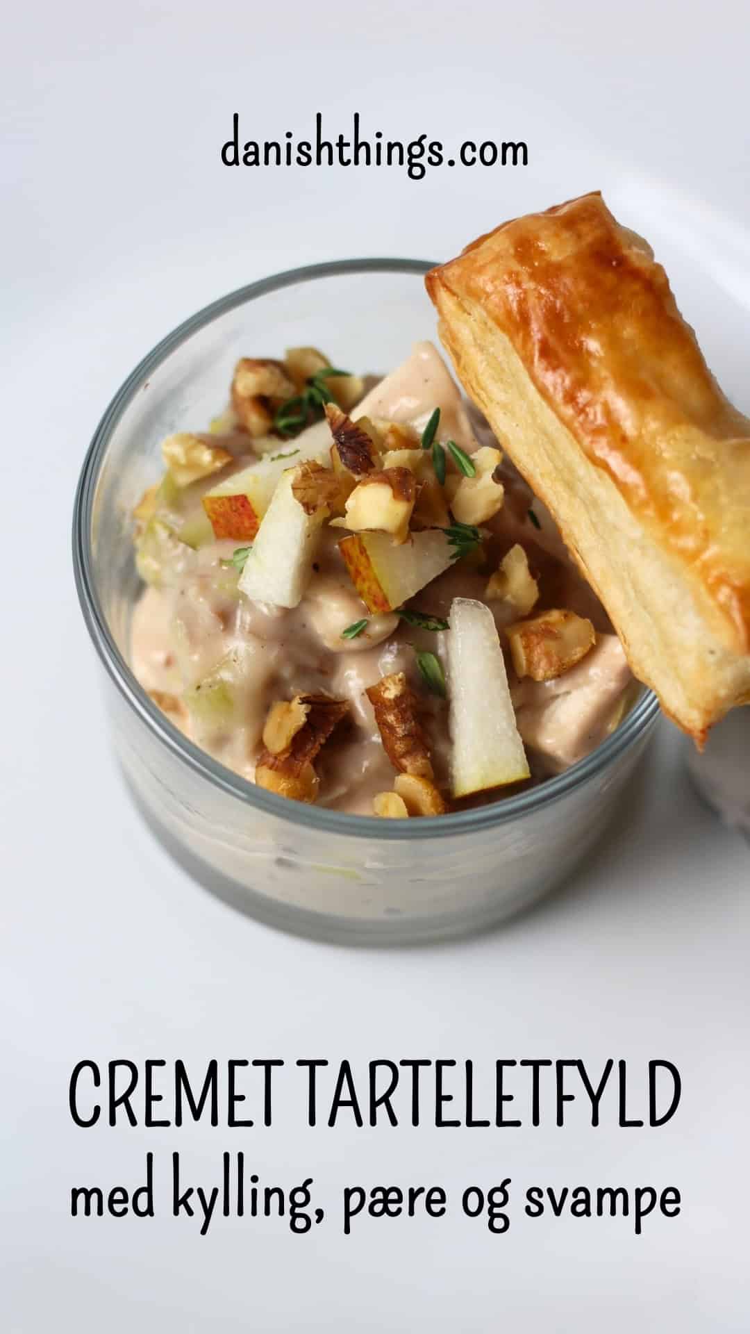 Cremet tarteletfyld med kylling, pære og svampe – lækker stuvning til efterår og vinter Cremet tarteletfyld med kylling, pære og svampe – lækker stuvning til efterår og vinter. Den cremede stuvning er oplagt til tarteletter, vol-au-vent og små tærter - du kan også serverer den på andre måder - find opskriften, tips og inspiration på danishthings.com © Christel Parby #danishthings #tarteletter #tarteletfyld #stuvning #volauvent #opbagt #sauce #kylling #pærer #svampe #porre #madmedpære #valnødder #hjemmelavet #efterårsmad #vintermad #hverdagsmad #weekendmad #danskmad #danskretter #forret #hovedret #madinspiration