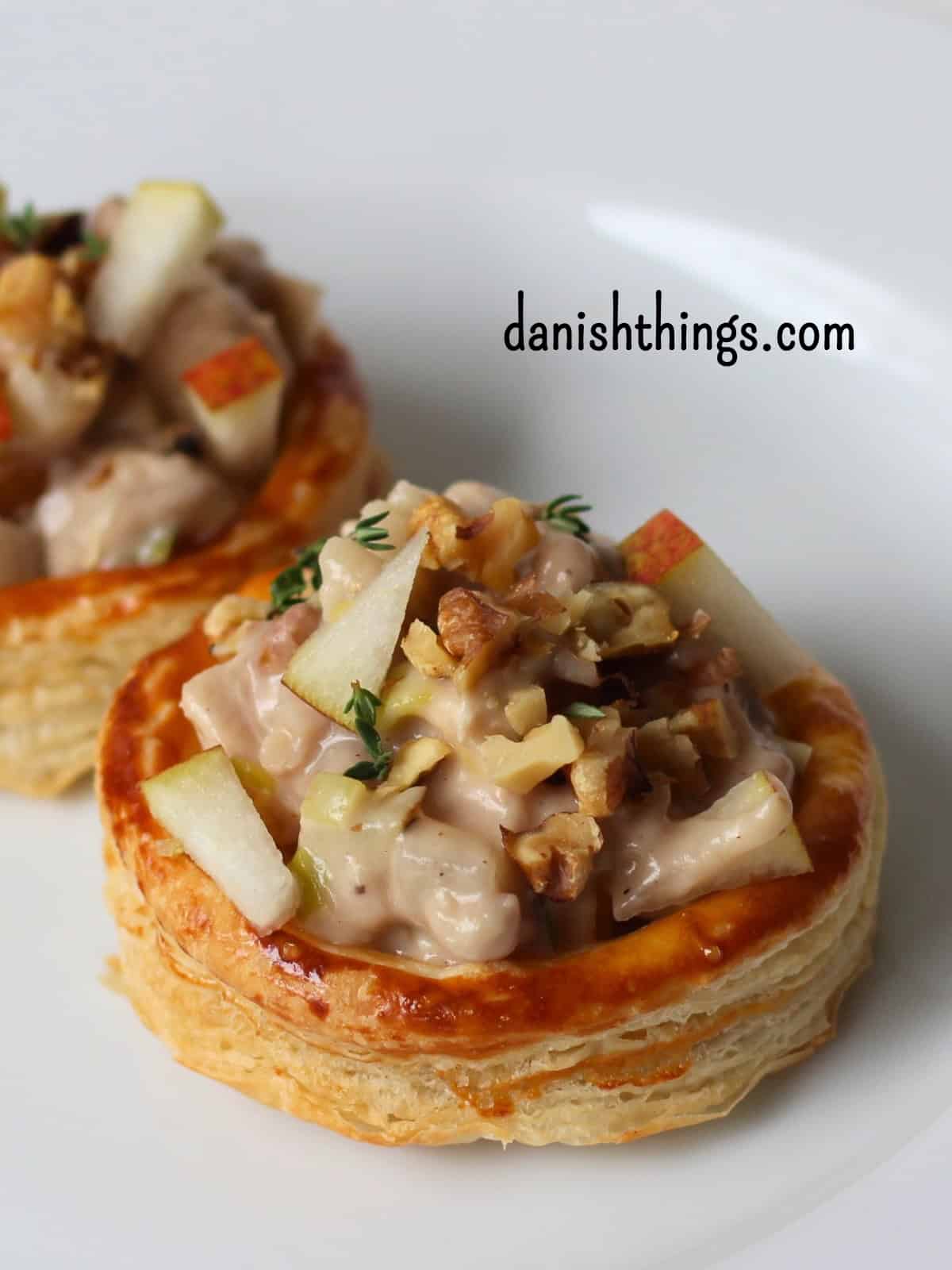 Cremet tarteletfyld med kylling, pære og svampe – lækker stuvning til efterår og vinter Cremet tarteletfyld med kylling, pære og svampe i vol-au-vent. © Christel Parby danishthings.com #danishthings #tarteletter #tarteletfyld #stuvning #volauvent #opbagt #sauce #kylling #pærer #svampe #porre #madmedpære #valnødder #hjemmelavet #efterårsmad #vintermad #hverdagsmad #weekendmad #danskmad #danskretter #forret #hovedret #madinspiration