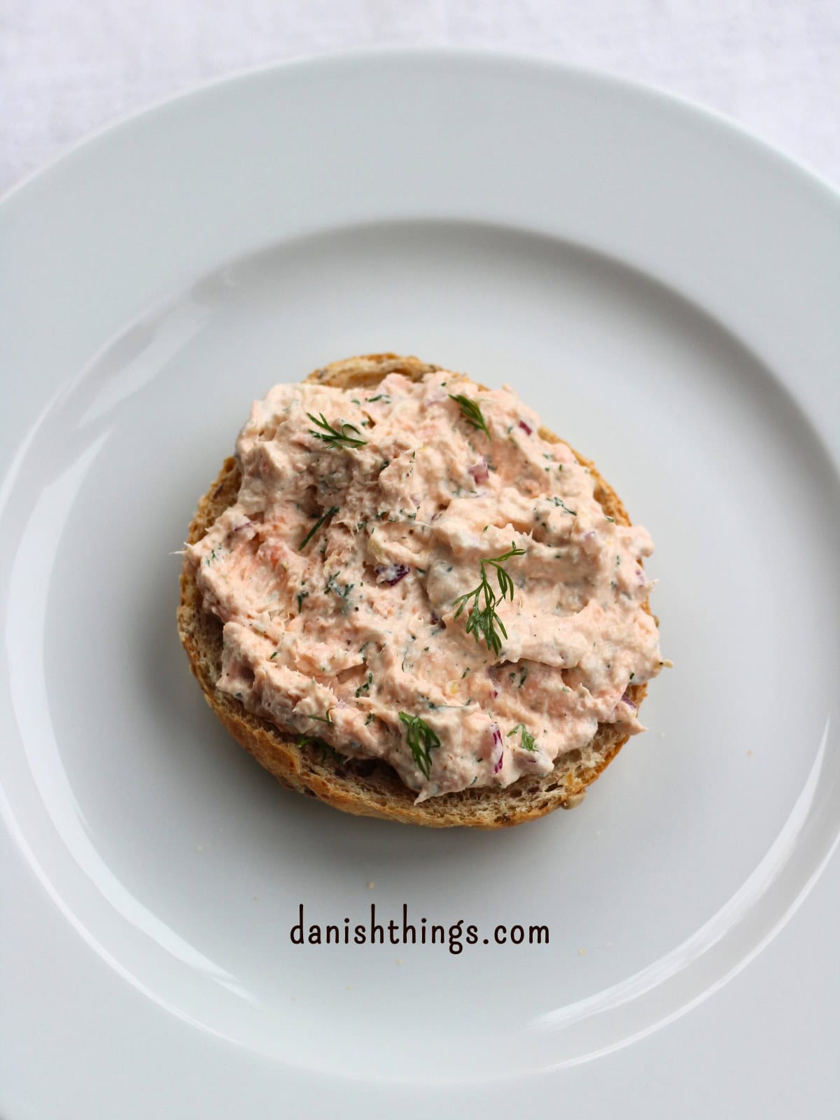 Lakserilette med bagt eller varmrøget laks og pisket cremefraiche 38% på en hjemmebagt bolle. En nem, luftig laksemousse til brød, frokost, forret eller appetizers. © Christel Parby - danishthings.com #DanishThings #lakserilette #laksemousse #laks #forret