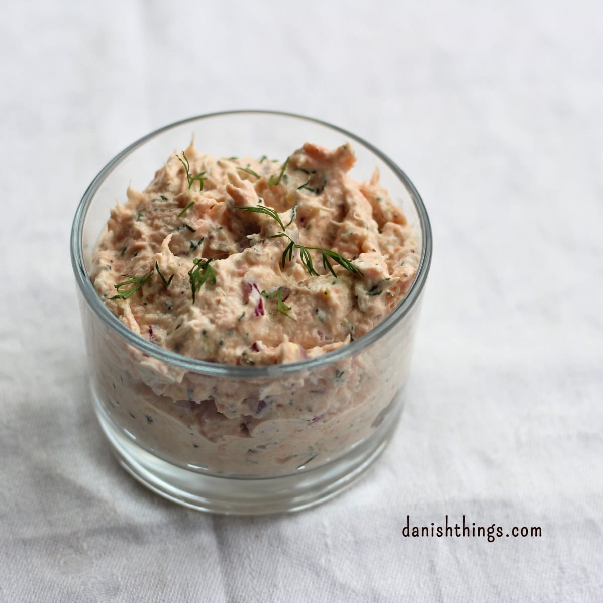 Lakserilette med bagt eller varmrøget laks og pisket cremefraiche 38%. En nem, luftig laksemousse til brød, frokost, forret eller appetizers. © Christel Parby - danishthings.com #DanishThings #lakserilette #laksemousse #laks #forret