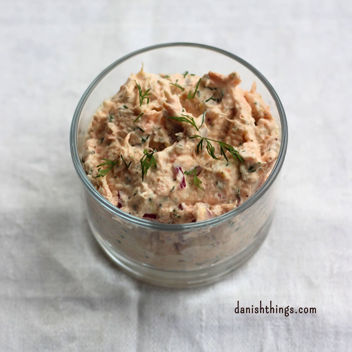 Portionsanrettet lakserilette med bagt eller varmrøget laks og pisket cremefraiche 38%. En nem, luftig laksemousse til brød, frokost, forret eller appetizers. © Christel Parby - danishthings.com #DanishThings #lakserilette #laksemousse #laks #forret