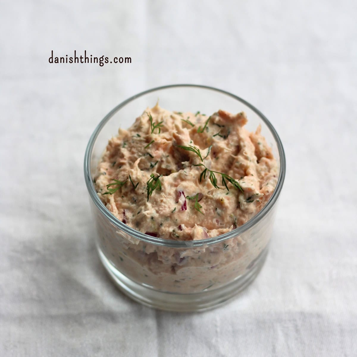 Portionsanrettet lakserilette med bagt eller varmrøget laks og pisket cremefraiche 38%. En nem, luftig laksemousse til brød, frokost, forret eller appetizers. © Christel Parby - danishthings.com #DanishThings #lakserilette #laksemousse #laks #forret