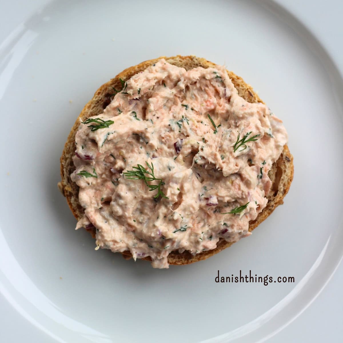 Lakserilette med bagt eller varmrøget laks og pisket cremefraiche 38% på en hjemmebagt bolle. En nem, luftig laksemousse til brød, frokost, forret eller appetizers. © Christel Parby - danishthings.com #DanishThings #lakserilette #laksemousse #laks #forret