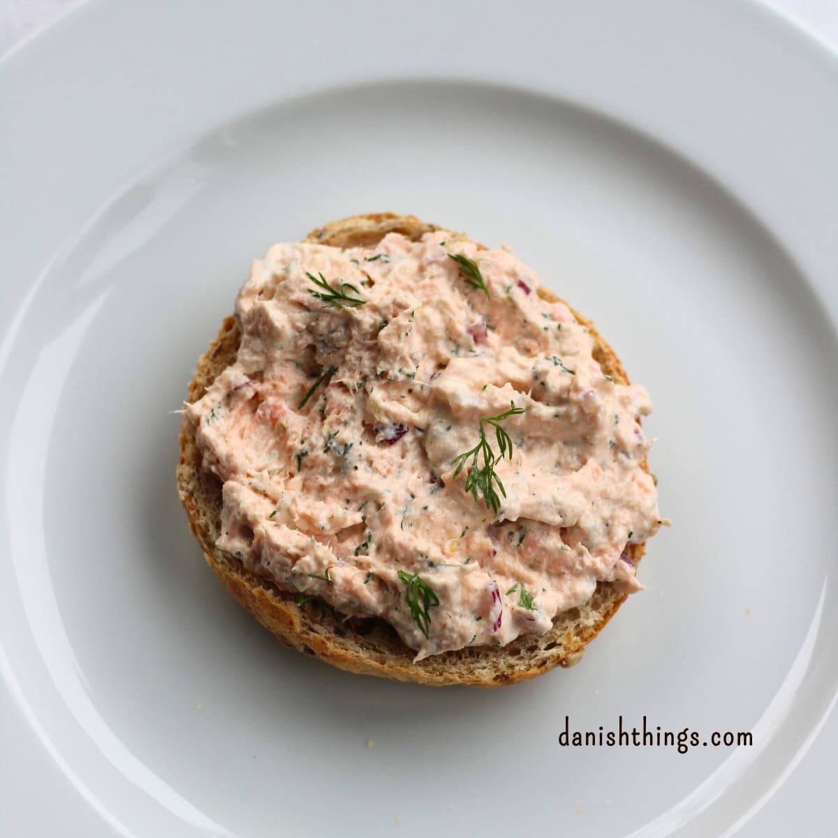 Lakserilette med bagt eller varmrøget laks og pisket cremefraiche 38% på en hjemmebagt bolle. En nem, luftig laksemousse til brød, frokost, forret eller appetizers. © Christel Parby - danishthings.com #DanishThings #lakserilette #laksemousse #laks #forret