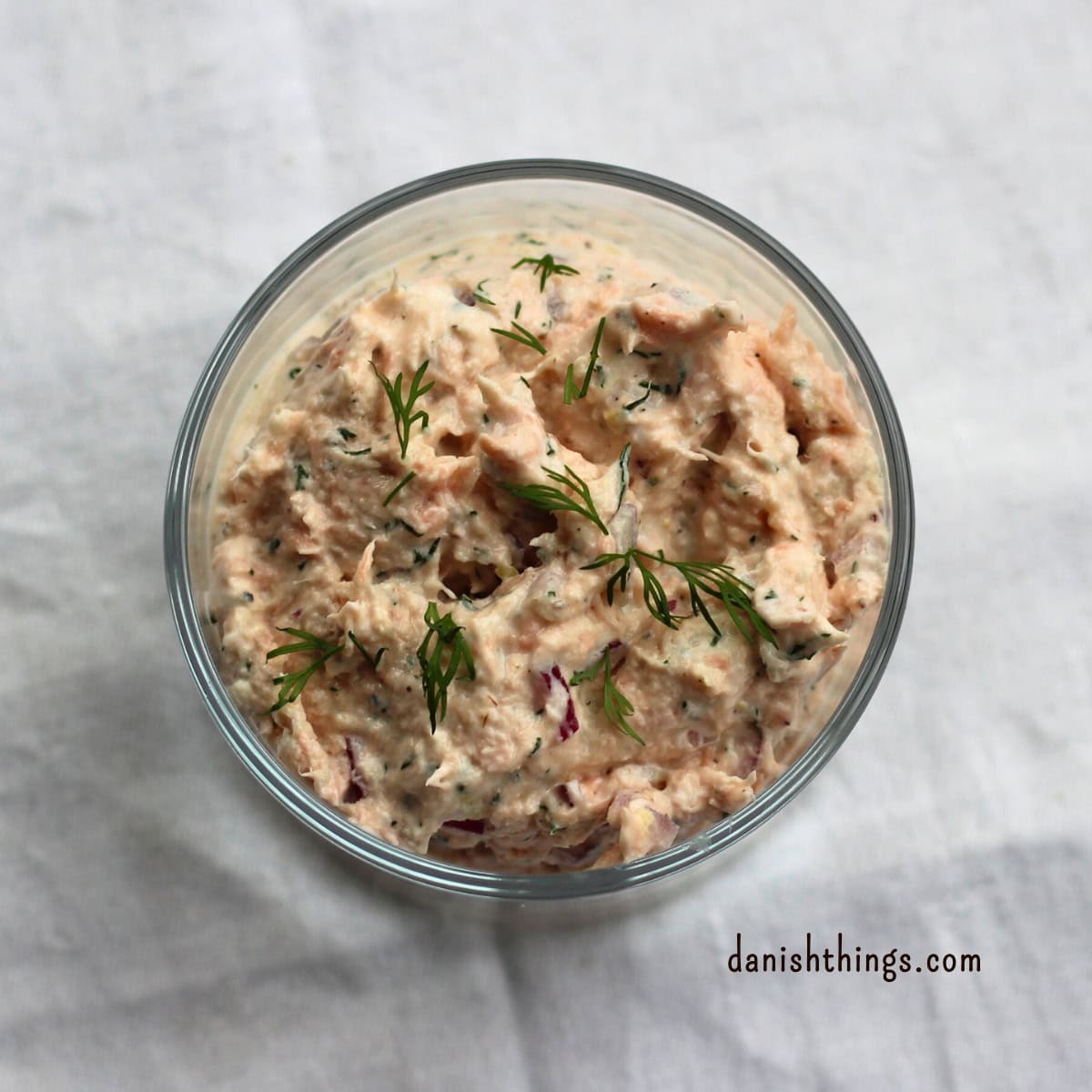 Portionsanrettet lakserilette med bagt eller varmrøget laks og pisket cremefraiche 38%. En nem, luftig laksemousse til brød, frokost, forret eller appetizers. © Christel Parby - danishthings.com #DanishThings #lakserilette #laksemousse #laks #forret