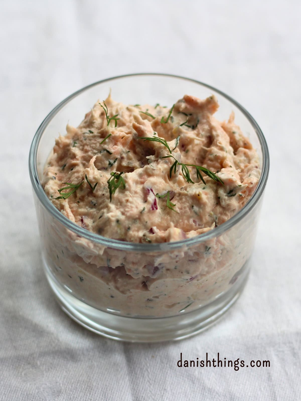 Portionsanrettet lakserilette med bagt eller varmrøget laks og pisket cremefraiche 38%. En nem, luftig laksemousse til brød, frokost, forret eller appetizers. © Christel Parby - danishthings.com #DanishThings #lakserilette #laksemousse #laks #forret