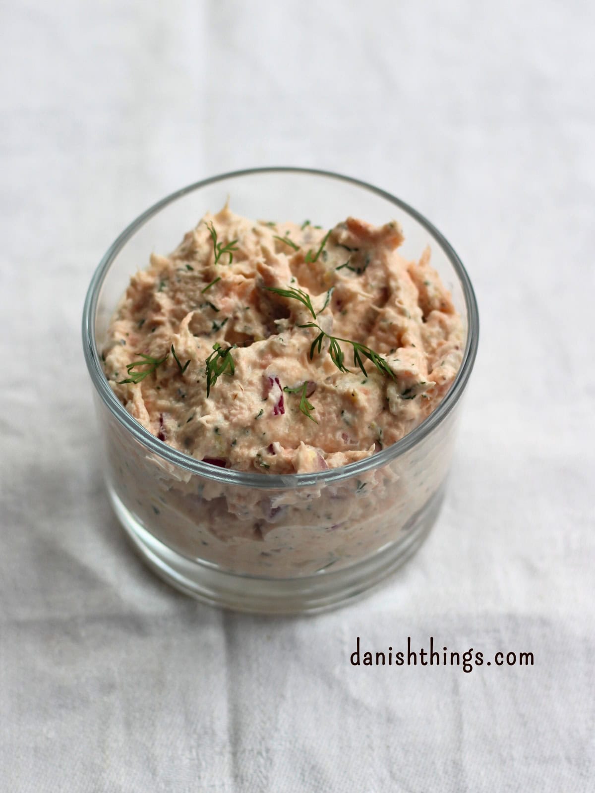 Portionsanrettet lakserilette med bagt eller varmrøget laks og pisket cremefraiche 38%. En nem, luftig laksemousse til brød, frokost, forret eller appetizers. © Christel Parby - danishthings.com #DanishThings #lakserilette #laksemousse #laks #forret