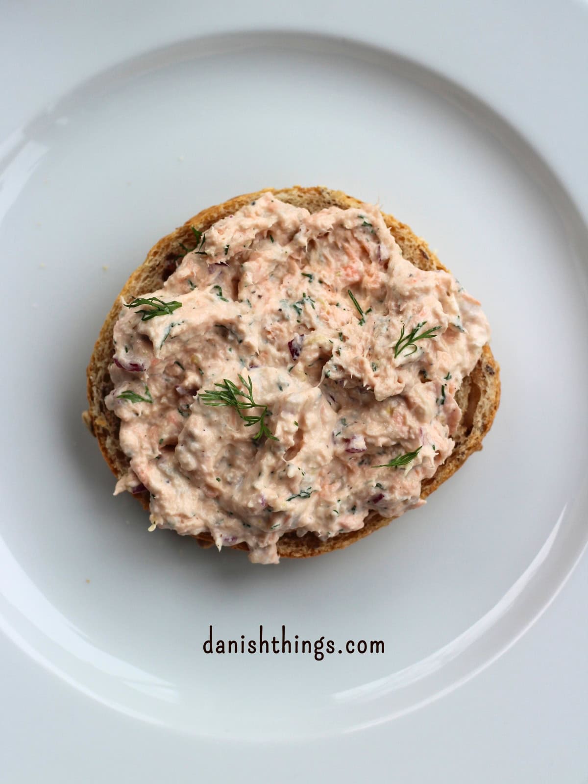 Lakserilette med bagt eller varmrøget laks og pisket cremefraiche 38% på en hjemmebagt bolle. En nem, luftig laksemousse til brød, frokost, forret eller appetizers. © Christel Parby - danishthings.com #DanishThings #lakserilette #laksemousse #laks #forret