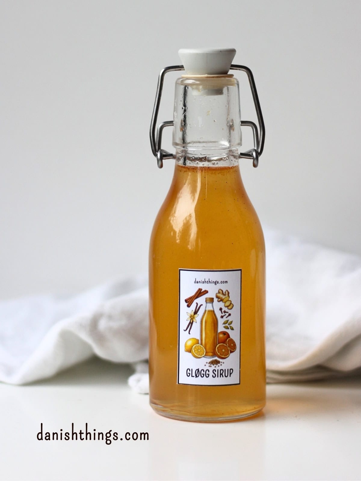 Gløggsirup med printet etiket - klar til brug. Æblegløggekstrakt og koncentreret gløggsirup (1:1) - den perfekte julegave! 🍎✨
Lær hvordan du laver en hurtig gløggekstrakt og en koncentreret gløggsirup, der kan bruges til alt fra klassisk gløgg og gløggspritz til te, sodavand og det søde køkken – både varm og kold.
Find opskriften, masser af anvendelsesmuligheder og gratis etiketter til print på danishthings.com
© Christel Parby
#DanishThings #gløggsirup #julesirup #gløggekstrakt #æblegløggekstrakt #hjemmelavetgave #æblegløgg #juleopskrifter #julehygge #gløgg #værtindegave #julesmag #opskrift #drinksirup
