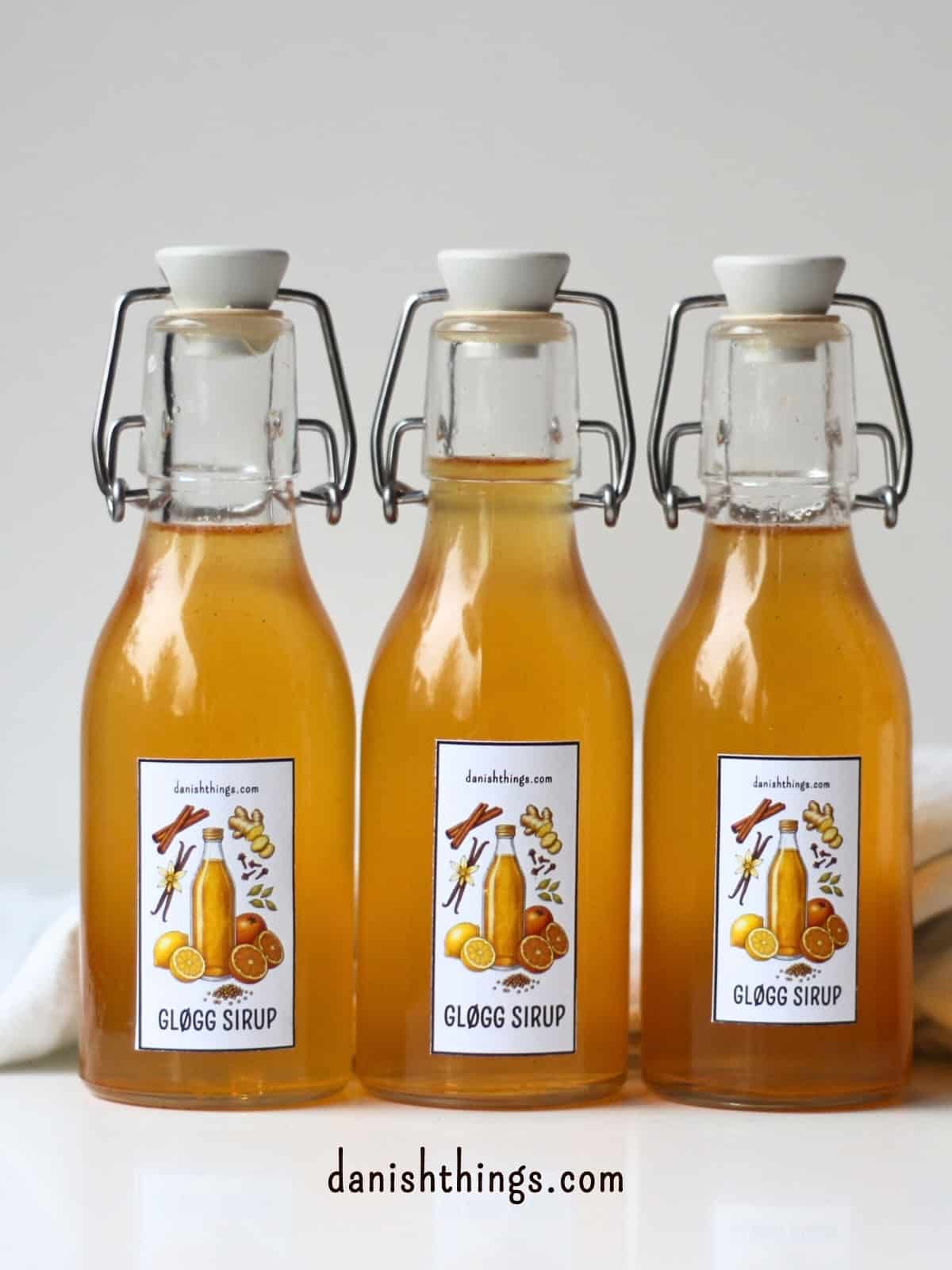 Tre flasker gløggsirup med påsatte etiketter - klar til brug. Æblegløggekstrakt og koncentreret gløggsirup (1:1) - den perfekte julegave! 🍎✨
Lær hvordan du laver en hurtig gløggekstrakt og en koncentreret gløggsirup, der kan bruges til alt fra klassisk gløgg og gløggspritz til te, sodavand og det søde køkken – både varm og kold.
Find opskriften, masser af anvendelsesmuligheder og gratis etiketter til print på danishthings.com
© Christel Parby
#DanishThings #gløggsirup #julesirup #gløggekstrakt #æblegløggekstrakt #hjemmelavetgave #æblegløgg #juleopskrifter #julehygge #gløgg #værtindegave #julesmag #opskrift #drinksirup
