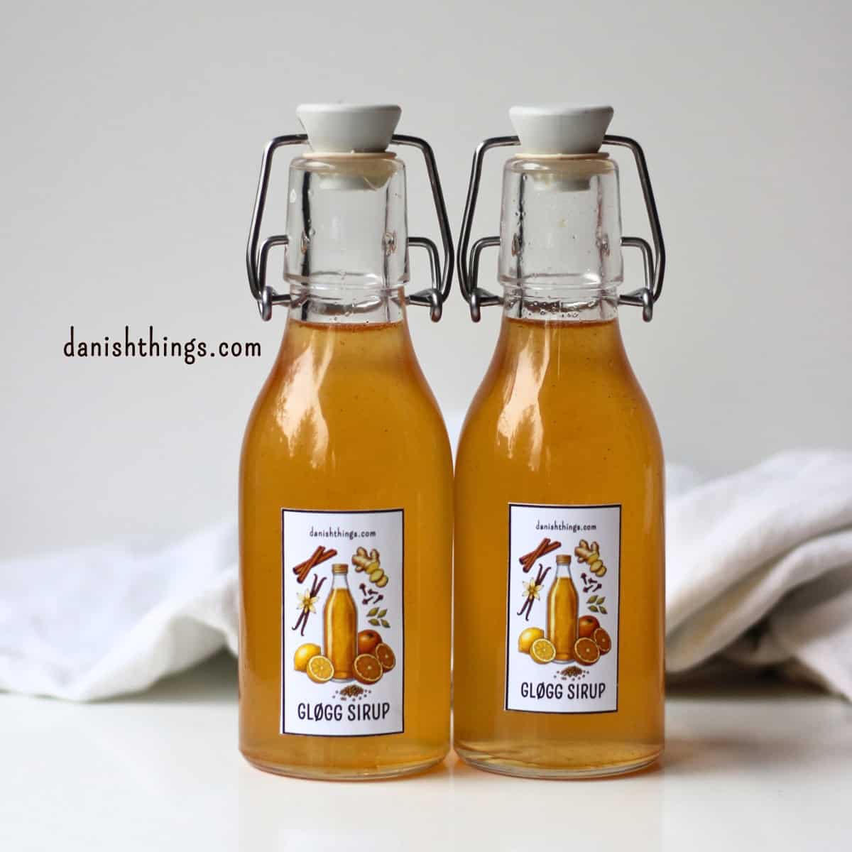 To flasker gløggsirup med påsatte etiketter - klar til brug. Æblegløggekstrakt og koncentreret gløggsirup (1:1) - den perfekte julegave! 🍎✨
Lær hvordan du laver en hurtig gløggekstrakt og en koncentreret gløggsirup, der kan bruges til alt fra klassisk gløgg og gløggspritz til te, sodavand og det søde køkken – både varm og kold.
Find opskriften, masser af anvendelsesmuligheder og gratis etiketter til print på danishthings.com
© Christel Parby
#DanishThings #gløggsirup #julesirup #gløggekstrakt #æblegløggekstrakt #hjemmelavetgave #æblegløgg #juleopskrifter #julehygge #gløgg #værtindegave #julesmag #opskrift #drinksirup
