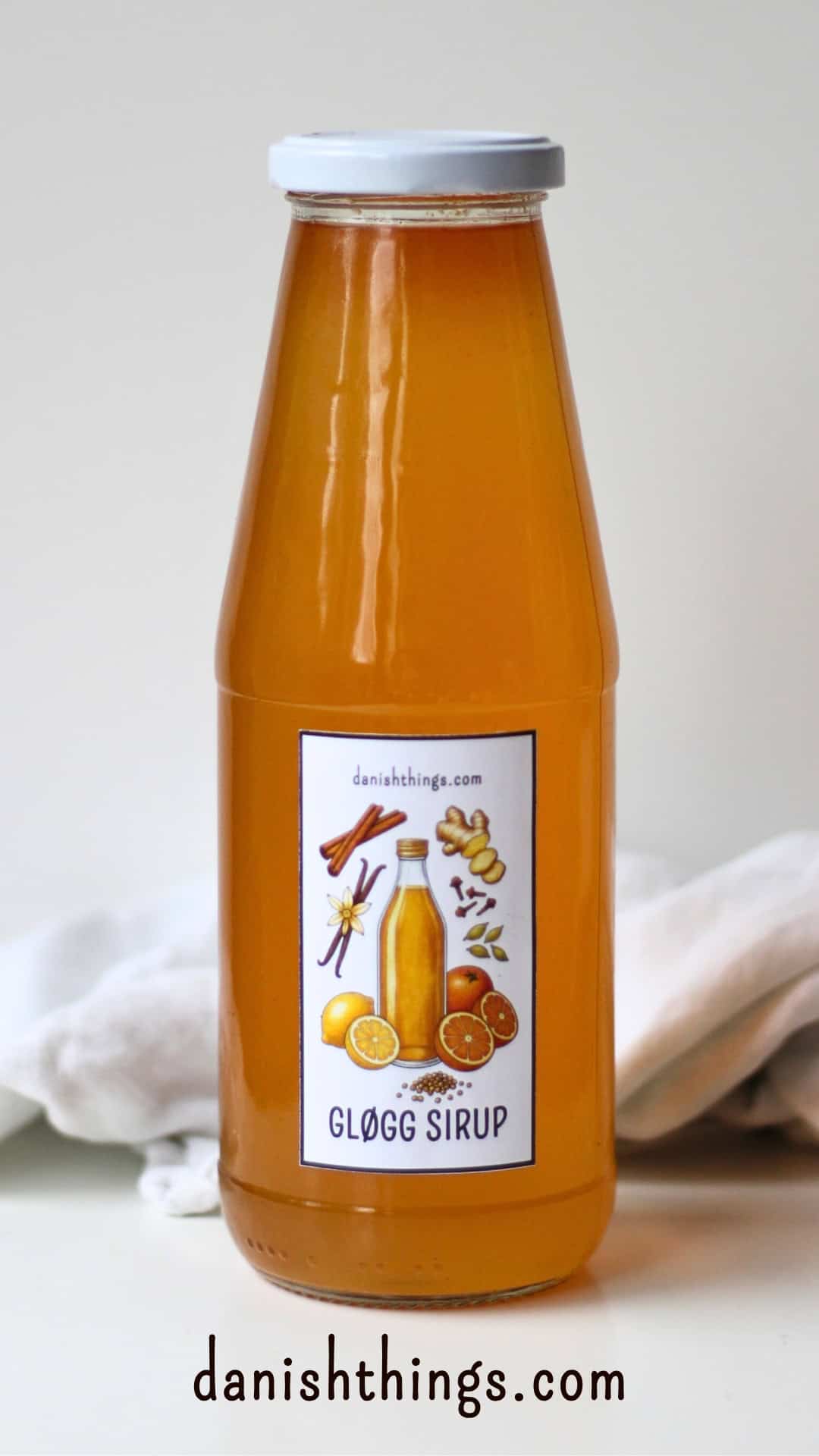 Gløggsirup med printet etiket - klar til brug. Æblegløggekstrakt og koncentreret gløggsirup (1:1) - den perfekte julegave! 🍎✨
Lær hvordan du laver en hurtig gløggekstrakt og en koncentreret gløggsirup, der kan bruges til alt fra klassisk gløgg og gløggspritz til te, sodavand og det søde køkken – både varm og kold.
Find opskriften, masser af anvendelsesmuligheder og gratis etiketter til print på danishthings.com
© Christel Parby
#DanishThings #gløggsirup #julesirup #gløggekstrakt #æblegløggekstrakt #hjemmelavetgave #æblegløgg #juleopskrifter #julehygge #gløgg #værtindegave #julesmag #opskrift #drinksirup
