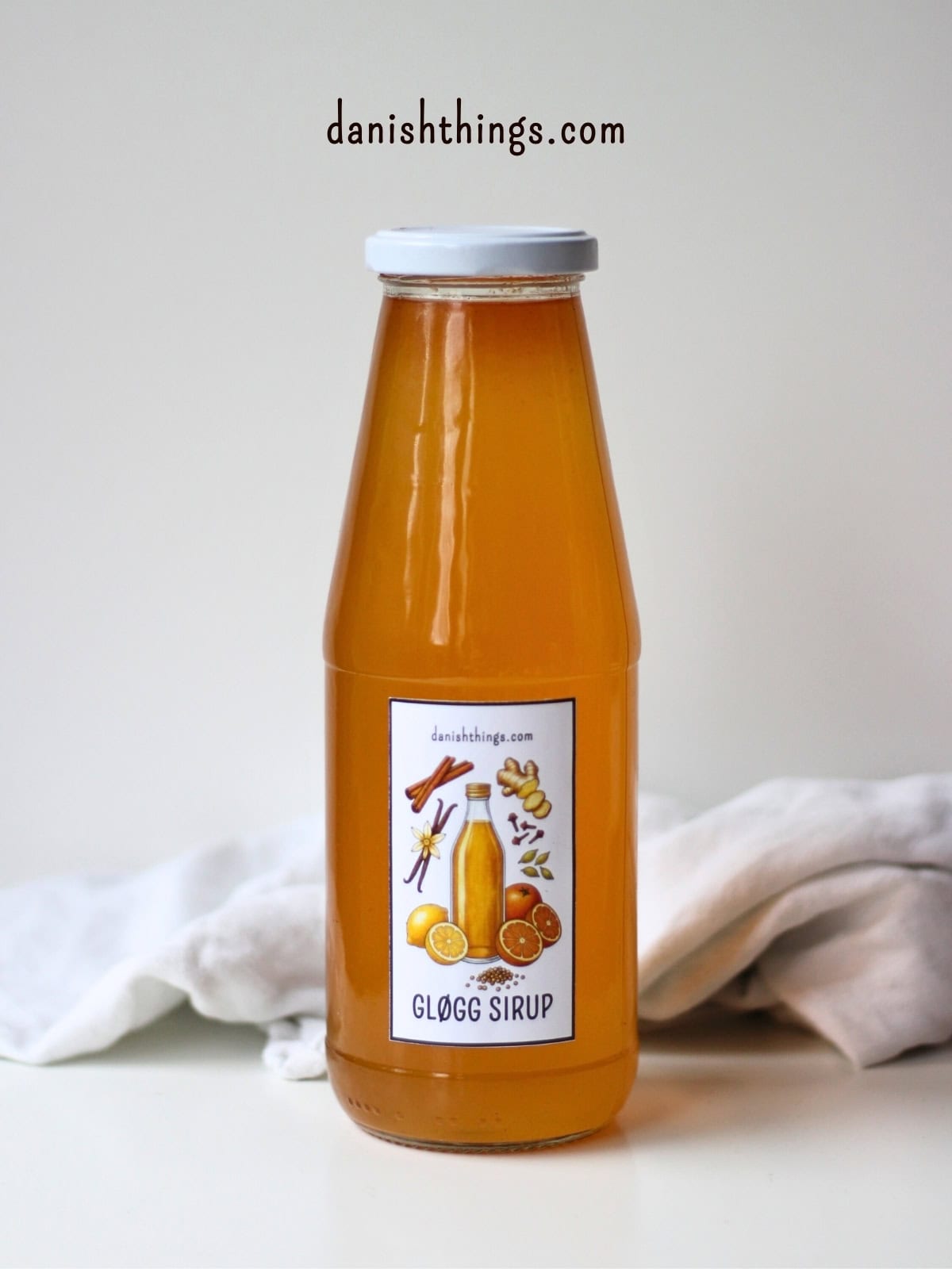 Gløggsirup med printet etiket - klar til brug. Æblegløggekstrakt og koncentreret gløggsirup (1:1) - den perfekte julegave! 🍎✨
Lær hvordan du laver en hurtig gløggekstrakt og en koncentreret gløggsirup, der kan bruges til alt fra klassisk gløgg og gløggspritz til te, sodavand og det søde køkken – både varm og kold.
Find opskriften, masser af anvendelsesmuligheder og gratis etiketter til print på danishthings.com
© Christel Parby
#DanishThings #gløggsirup #julesirup #gløggekstrakt #æblegløggekstrakt #hjemmelavetgave #æblegløgg #juleopskrifter #julehygge #gløgg #værtindegave #julesmag #opskrift #drinksirup
