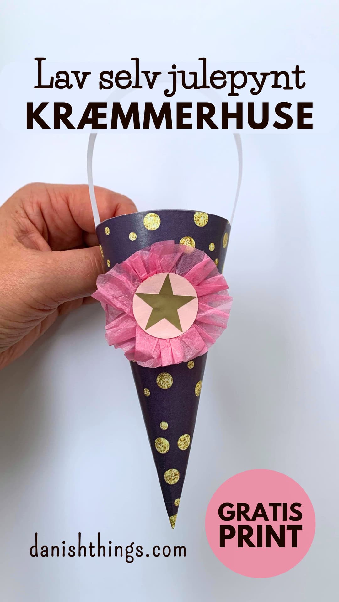 Lav nemme kræmmerhuse til jul! Få 4 gratis printdesigns i flotte farver (blå/guld og brun/beige). Hurtige at lave, nemme at dekorere. Perfekt juleprojekt for børn og voksne. © Christel Parby danishthings.com #DanishThings #kræmmerhuse #julepynt #juleklip #danishChristmas #DanskJul #jul #Danish #Christmas #klippeklistre #julehygge #hygge #diy #diyJulepynt #printables #gratisprint