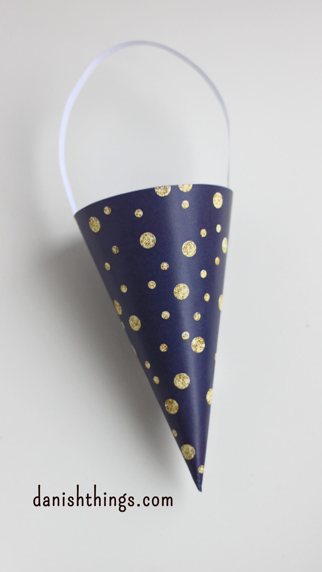 Mørkeblåt kræmmerhus uden dekorationer. Lav nemme kræmmerhuse til jul! Få 4 gratis printdesigns i flotte farver (blå/guld og brun/beige). Hurtige at lave, nemme at dekorere. Perfekt juleprojekt for børn og voksne. © Christel Parby danishthings.com #DanishThings #kræmmerhuse #julepynt #juleklip #danishChristmas #DanskJul #jul #Danish #Christmas #klippeklistre #julehygge #hygge #diy #diyJulepynt #printables #gratisprint