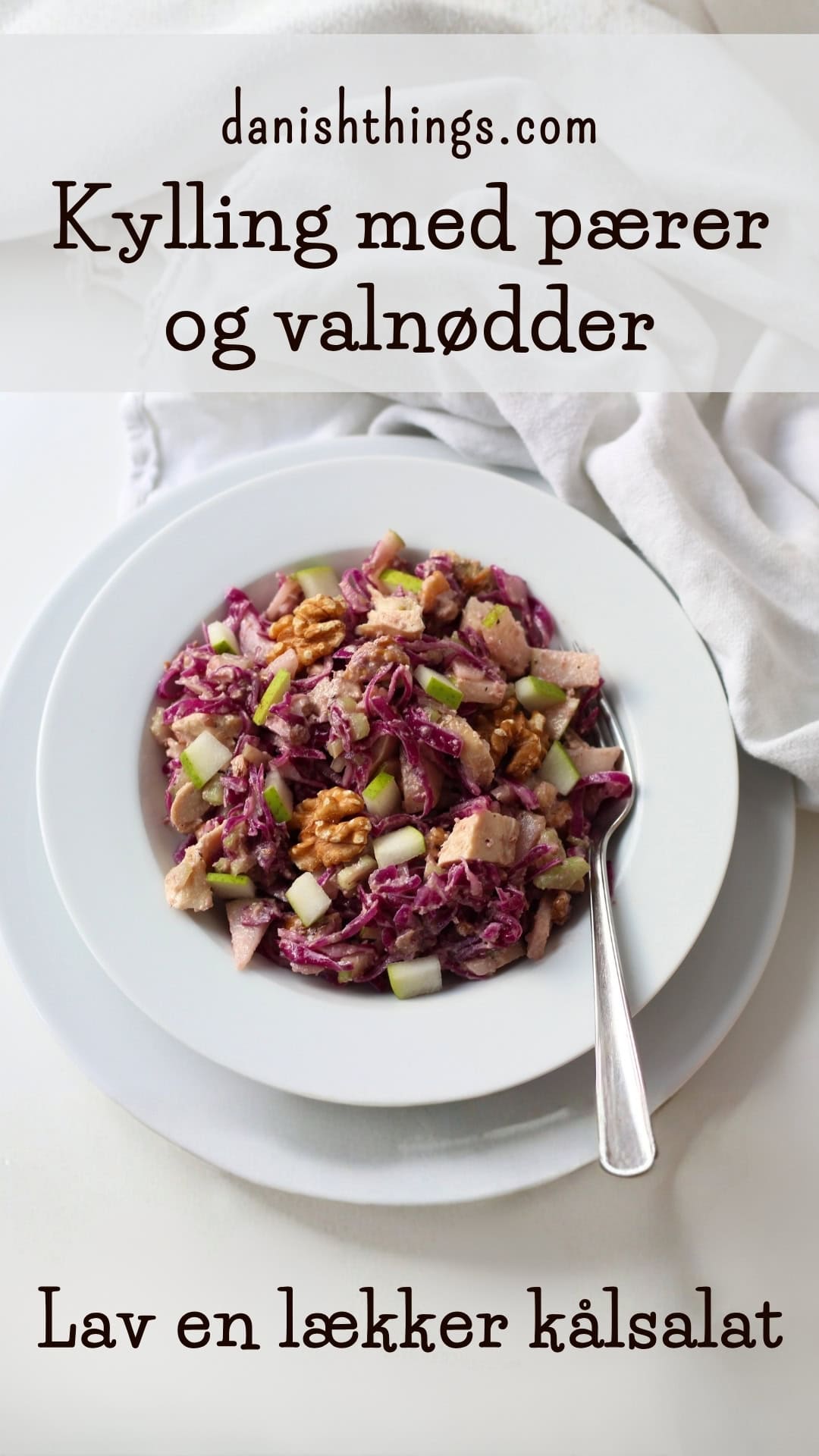 🥗Lækker kålsalat med kylling, sprød pære, bladselleri og cremet valnøddedressing. Perfekt som måltidssalat eller tilbehør til fjerkræ. Nem opskrift til hverdagen - find den på danishthings.com © Christel Parby #DanishThings  #kålsalat #måltidssalat #kyllingesalat #sund #valnødder #opskrift  #sundmad 