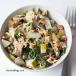 🥗Lækker kålsalat med kylling, sprød pære, bladselleri og cremet valnøddedressing. Her med spidskål og grønkål. Perfekt som måltidssalat eller tilbehør til fjerkræ. Nem opskrift til hverdagen - find den på danishthings.com © Christel Parby #DanishThings #kålsalat #måltidssalat #kyllingesalat #sund #valnødder #opskrift #sundmad