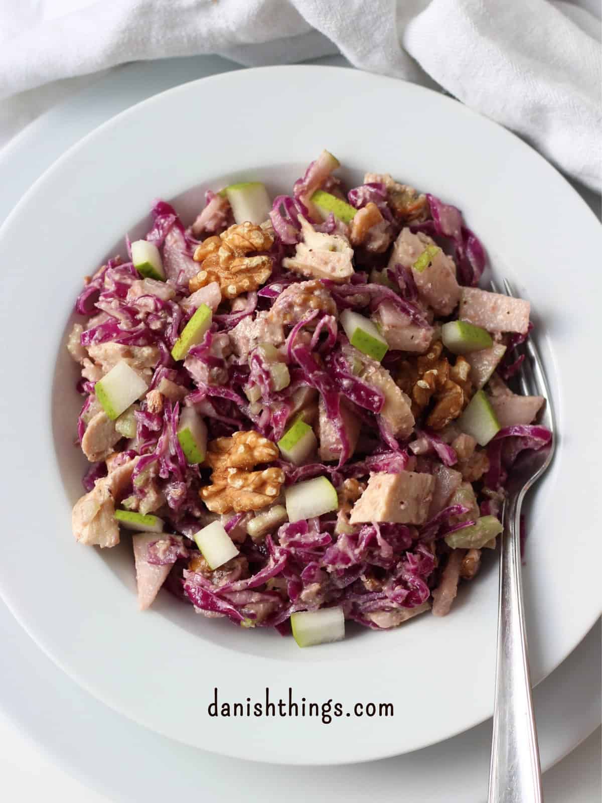 🥗Lækker kålsalat med kylling, sprød pære, bladselleri og cremet valnøddedressing. Her med rød spidskål. Perfekt som måltidssalat eller tilbehør til fjerkræ. Nem opskrift til hverdagen - find den på danishthings.com © Christel Parby #DanishThings  #kålsalat #måltidssalat #kyllingesalat #sund #valnødder #opskrift  #sundmad 