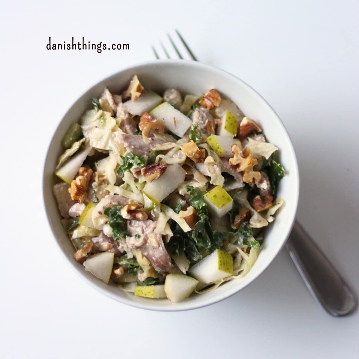 🥗Lækker kålsalat med kylling, sprød pære, bladselleri og cremet valnøddedressing. Her med spidskål og grønkål. Perfekt som måltidssalat eller tilbehør til fjerkræ. Nem opskrift til hverdagen - find den på danishthings.com © Christel Parby #DanishThings  #kålsalat #måltidssalat #kyllingesalat #sund #valnødder #opskrift  #sundmad 