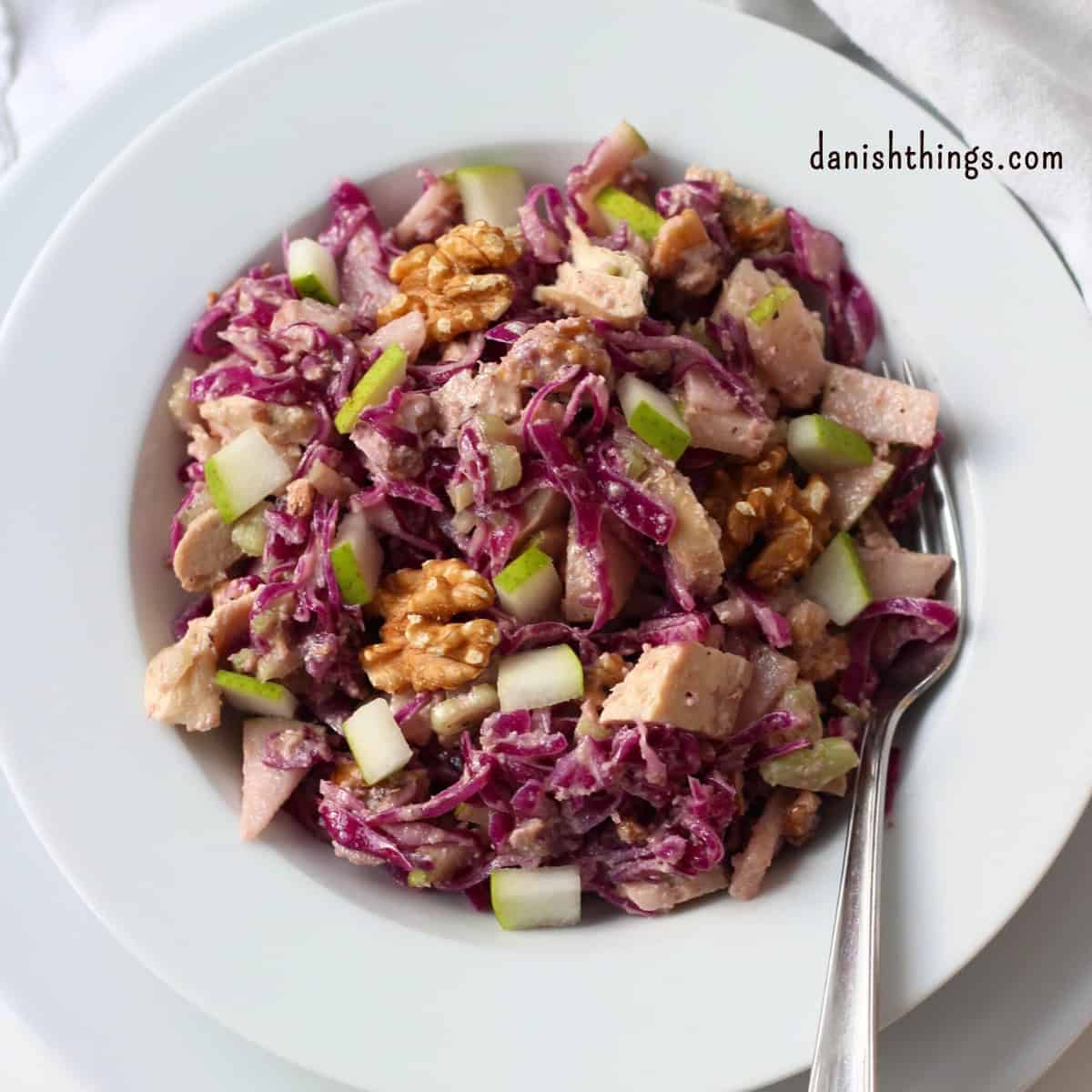 🥗Lækker kålsalat med kylling, sprød pære, bladselleri og cremet valnøddedressing. Her med rød spidskål. Perfekt som måltidssalat eller tilbehør til fjerkræ. Nem opskrift til hverdagen - find den på danishthings.com © Christel Parby #DanishThings  #kålsalat #måltidssalat #kyllingesalat #sund #valnødder #opskrift  #sundmad 
