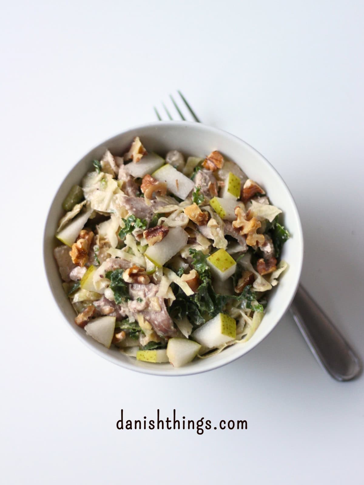 🥗Lækker kålsalat med kylling, sprød pære, bladselleri og cremet valnøddedressing. Her med spidskål og grønkål. Perfekt som måltidssalat eller tilbehør til fjerkræ. Nem opskrift til hverdagen - find den på danishthings.com © Christel Parby #DanishThings  #kålsalat #måltidssalat #kyllingesalat #sund #valnødder #opskrift  #sundmad 
