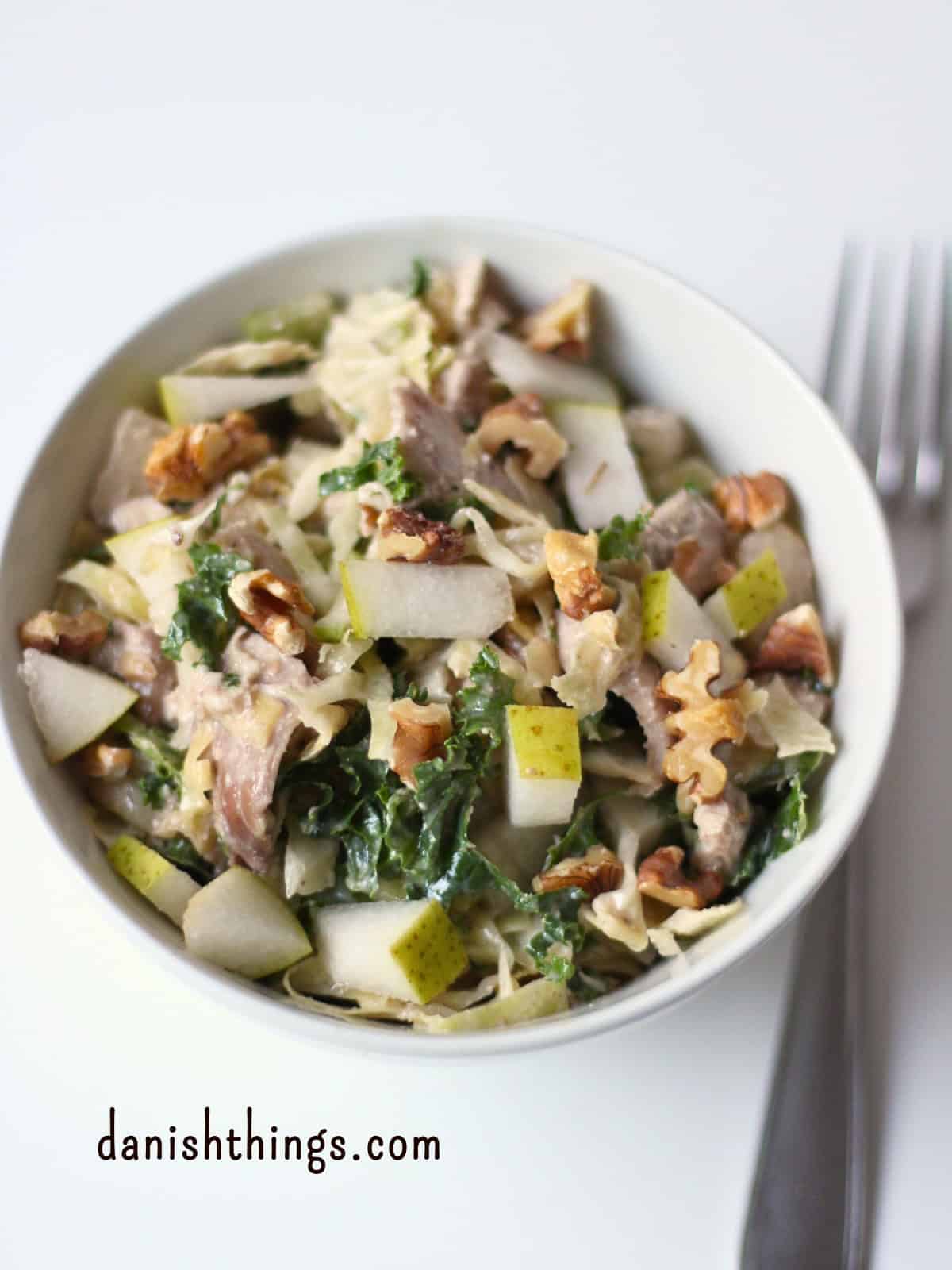 🥗Lækker kålsalat med kylling, sprød pære, bladselleri og cremet valnøddedressing. Her med spidskål og grønkål. Perfekt som måltidssalat eller tilbehør til fjerkræ. Nem opskrift til hverdagen - find den på danishthings.com © Christel Parby #DanishThings  #kålsalat #måltidssalat #kyllingesalat #sund #valnødder #opskrift  #sundmad 