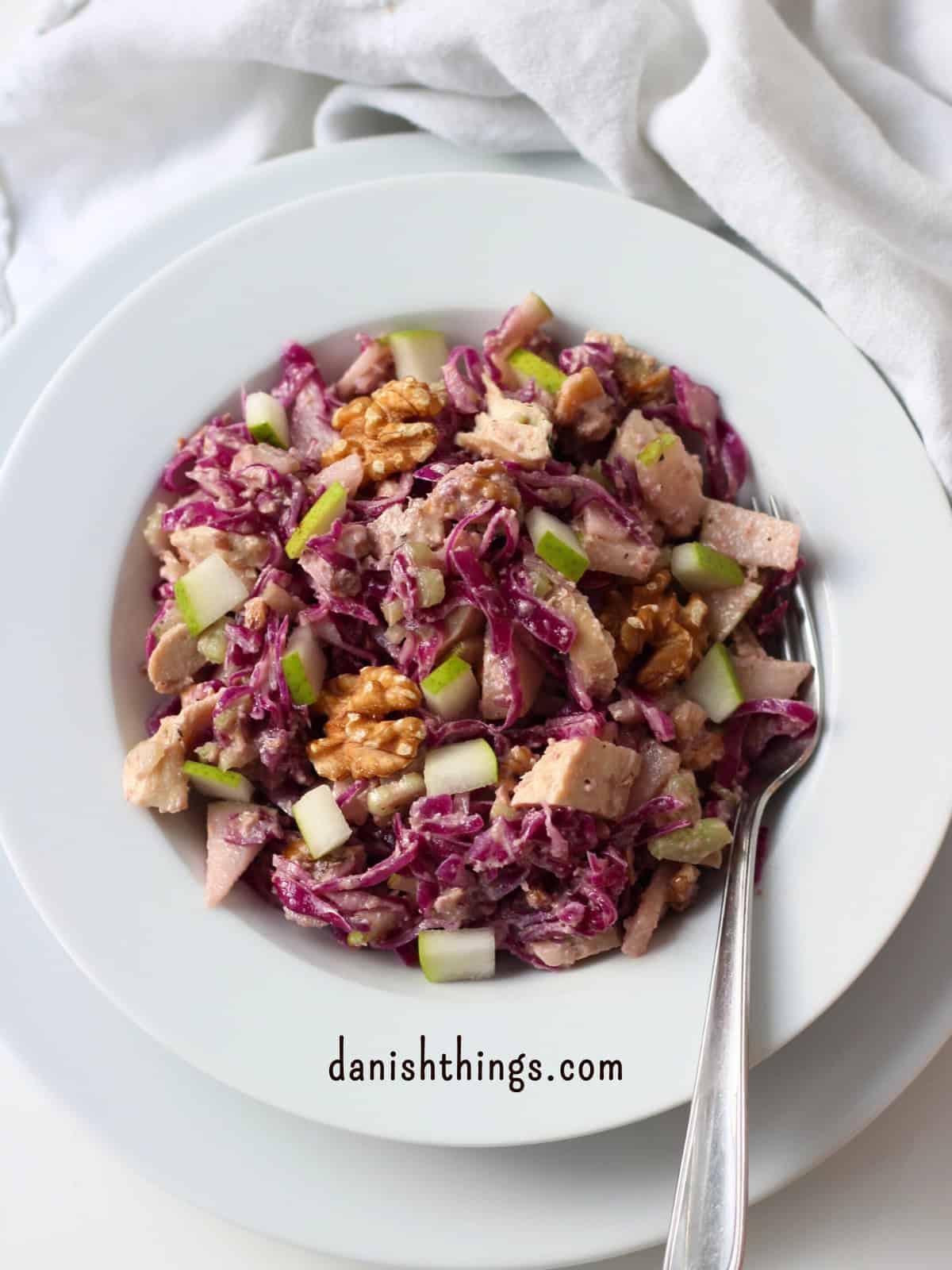🥗Lækker kålsalat med kylling, sprød pære, bladselleri og cremet valnøddedressing. Her med rød spidskål. Perfekt som måltidssalat eller tilbehør til fjerkræ. Nem opskrift til hverdagen - find den på danishthings.com © Christel Parby #DanishThings  #kålsalat #måltidssalat #kyllingesalat #sund #valnødder #opskrift  #sundmad 