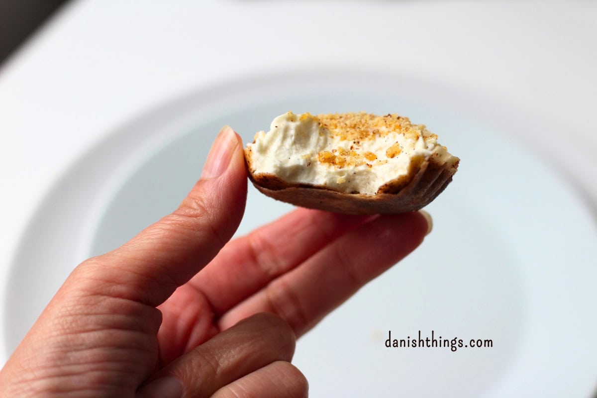 Chantillycreme med cremefraiche - sprøjtefast chantilly-creme-fraiche på 5 minutter Kaneltærteskal med syrlig flødecreme og nougatine. Sprøjt chantilly-creme-fraiche i en tærteskal og drys med nougatine - en nem og imponerende hurtig dessert. Lav den stabile, let syrlige creme på 5 minutter. Find opskrifterne på danishthings.com © Christel Parby
#DanishThings #ChantillyCremeFraiche #chantilly #tærte #flødecreme #cremefraiche #nougatine #kagetopping #nemtdessert