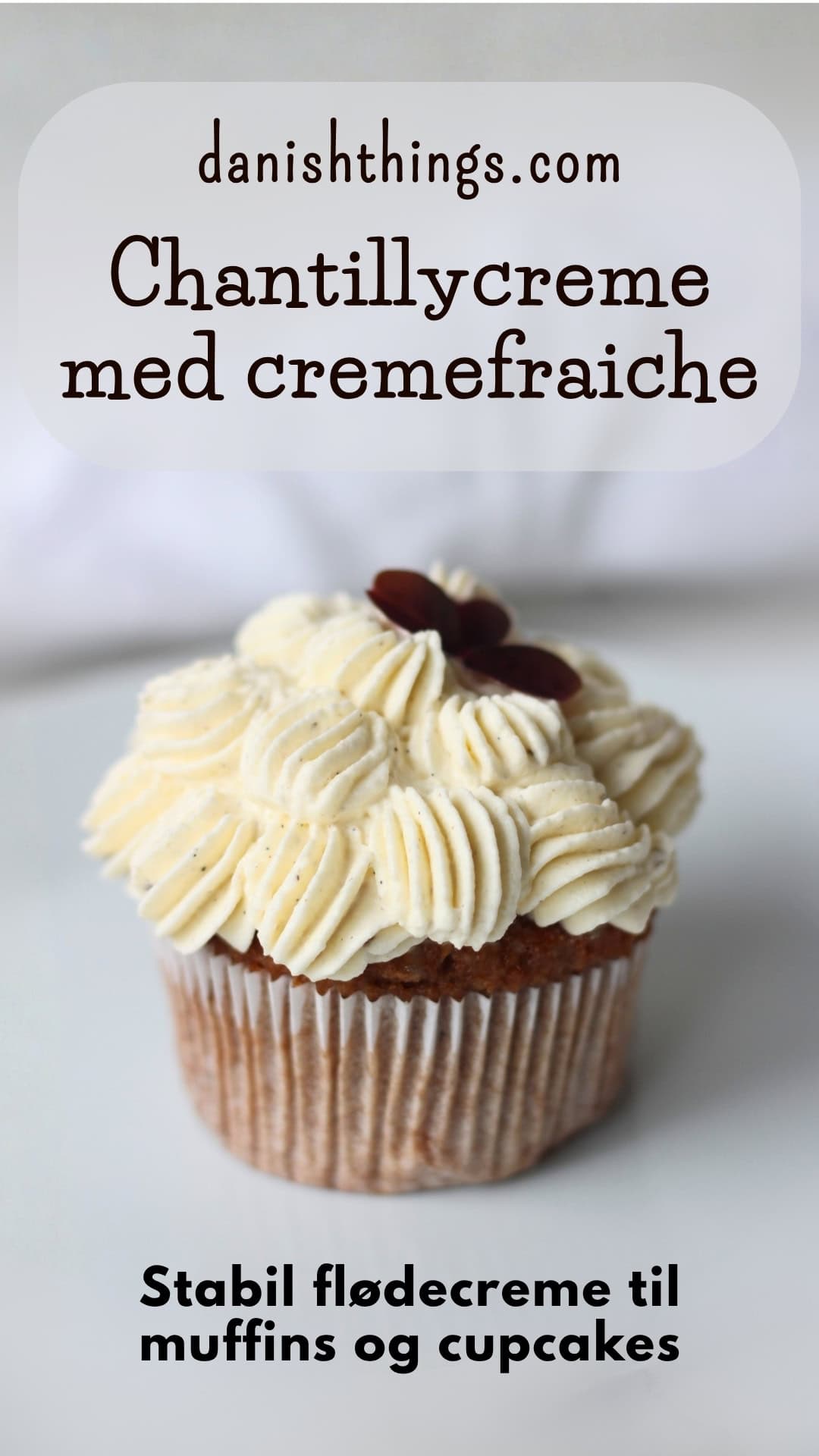 Chantillycreme med cremefraiche - sprøjtefast chantilly-creme-fraiche på 5 minutter Muffin med vaniljetopping. Vil du have en flødecreme, der holder formen på muffins og cupcakes? Chantilly-creme-fraiche er lavet med halvt piskefløde og halvt cremefraiche 38% - let syrlig, luftig og stabil. Kun 3 ingredienser. Find opskriften på danishthings.com © Christel Parby
#DanishThings #ChantillyCremeFraiche #chantilly #muffins #kagetopping #vaniljetopping #chantillycreme #cremefraiche #sprøjtefast #flødecreme