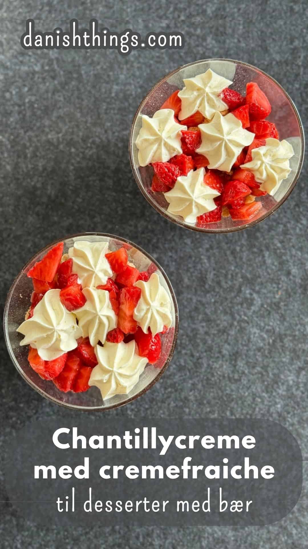Chantillycreme med cremefraiche - sprøjtefast chantilly-creme-fraiche på 5 minutter Jordbærtrifli med makroner og hyldeblomstcreme. Chantilly-creme-fraiche er den lette, syrlige flødecreme, der passer til alt fra jordbær og blåbær til chokolade. Lavet med piskefløde og cremefraiche 38% – klar på 5 minutter. Find opskriften på danishthings.com © Christel Parby
#DanishThings #ChantillyCremeFraiche #dessert #flødecreme #cremefraiche #chantilly #jordbær #hyldeblomstcreme #nemtilbehør