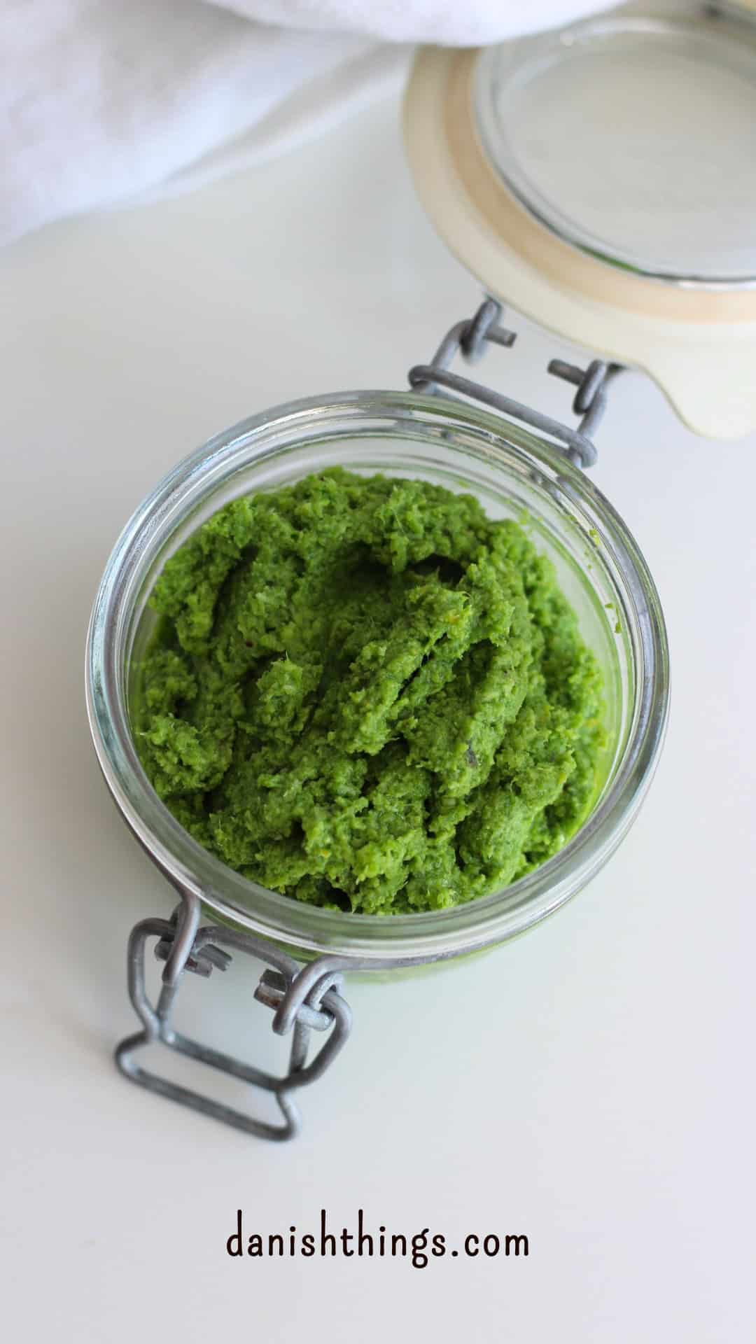 Lav ramsløgspesto af pulpen fra din ramsløgsolie. En nem måde at stoppe madspild og få ekstra smag i pasta, sandwich og dressinger. © Christel Parby - danishthings.com #DanishThings #ramsløg #ramsløgsolie #SpisForåret #SpisNaturen #ramsløgspesto #ramsløgspasta #StopMadspild #GrønOlie #urteolie