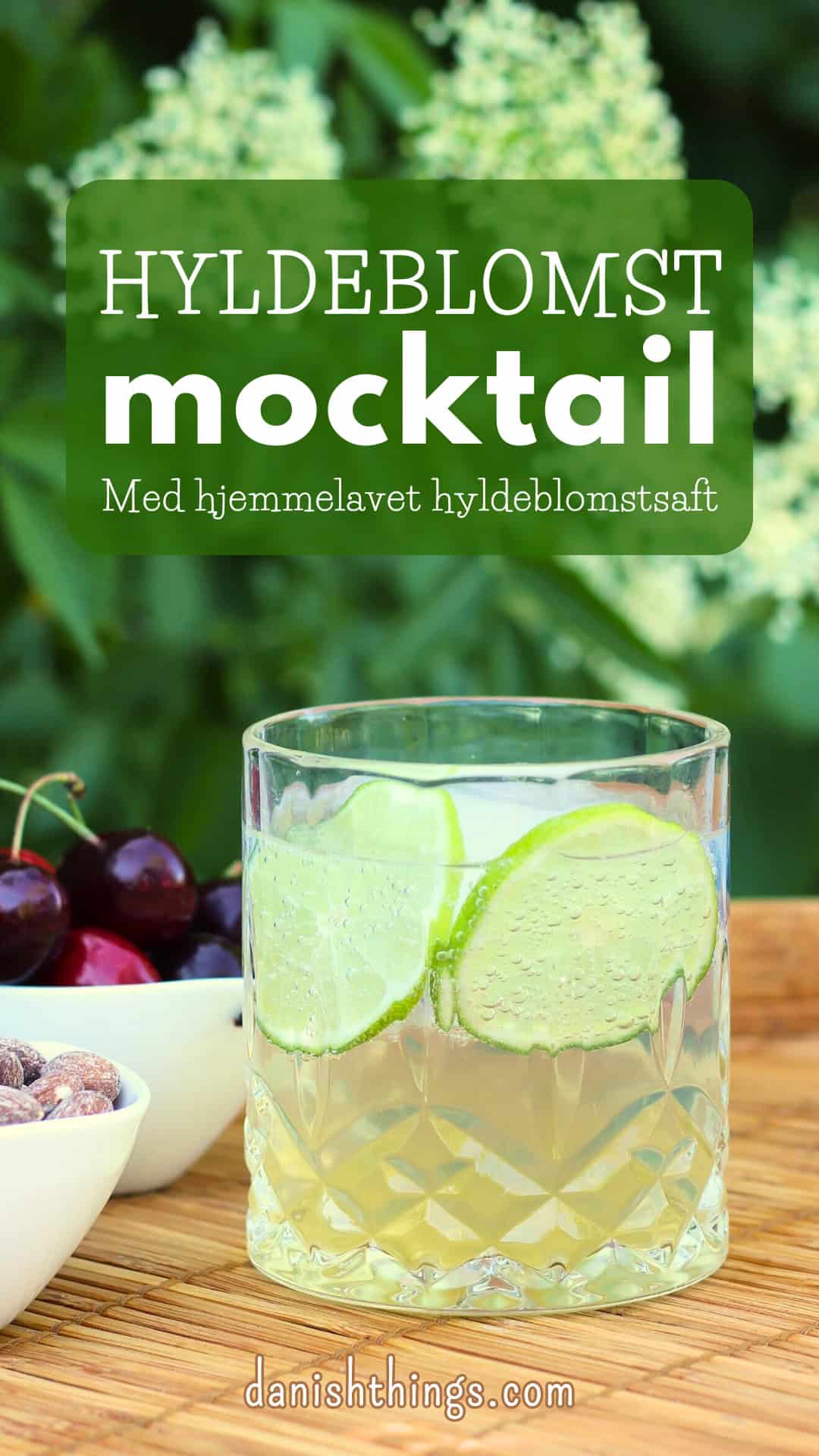 Lav en forfriskende hyldeblomstmocktail med kun 4 ingredienser - hvor den ene er isterninger. Tilsæt hjemmelavet hyldeblomstvodka - eller gin, og du har en sommerfrisk cocktail. Find opskriften, variationer og inspiration til sommerens drinks på danishthings.com © Christel Parby #DanishThings #hyldeblomst #hyldeblomstmocktail #hyldeblomstcocktail #mocktail #cocktail #vodkatonic #hyldeblomstvodka #sommerdrink #SpisSommeren