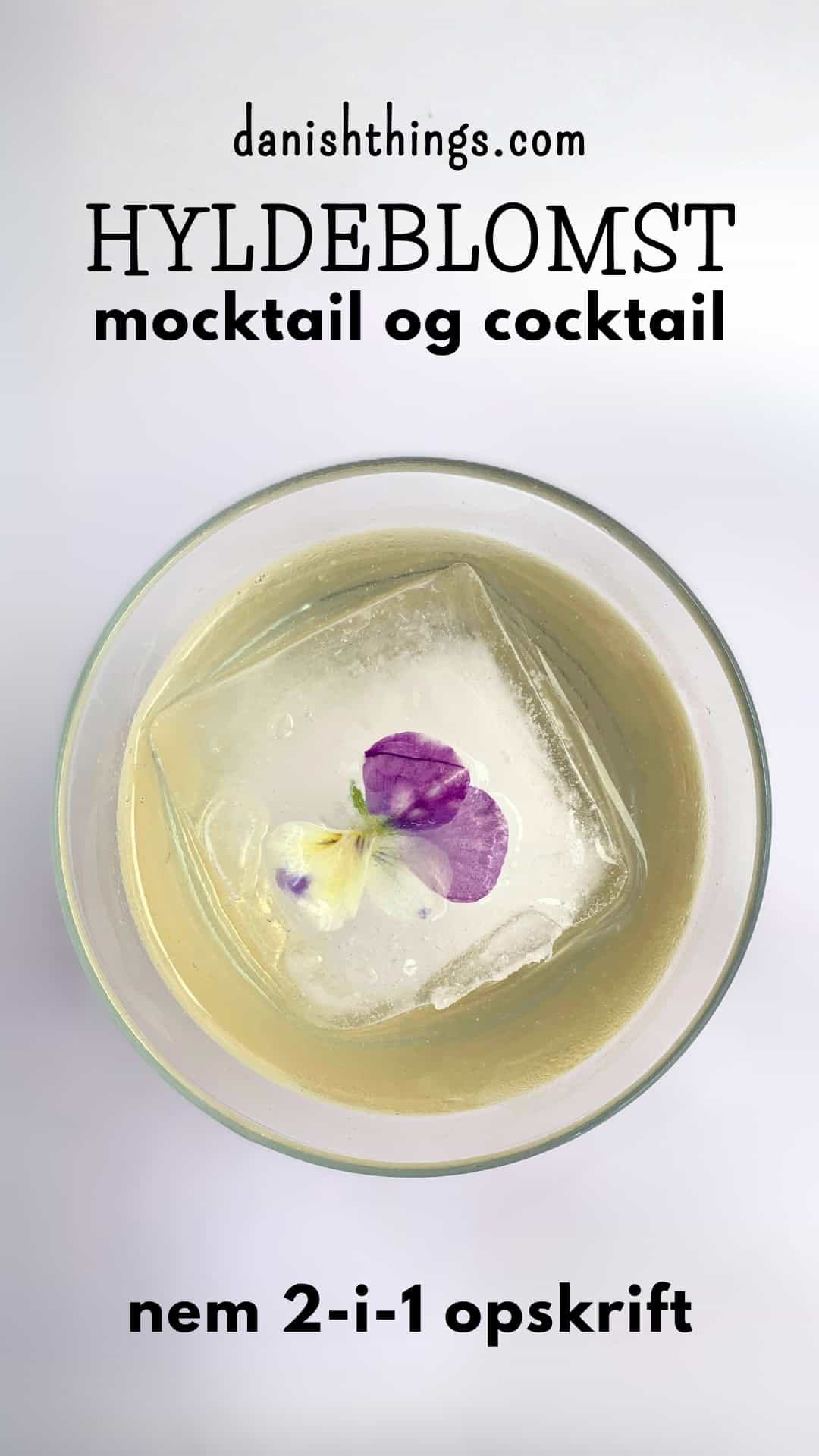 Lav en forfriskende hyldeblomstmocktail med kun 4 ingredienser - hvor den ene er isterninger. Tilsæt hjemmelavet hyldeblomstvodka - eller gin, og du har en sommerfrisk cocktail. Find opskriften, variationer og inspiration til sommerens drinks på danishthings.com © Christel Parby #DanishThings #hyldeblomst #hyldeblomstmocktail #hyldeblomstcocktail #mocktail #cocktail #vodkatonic #hyldeblomstvodka #sommerdrink #SpisSommeren