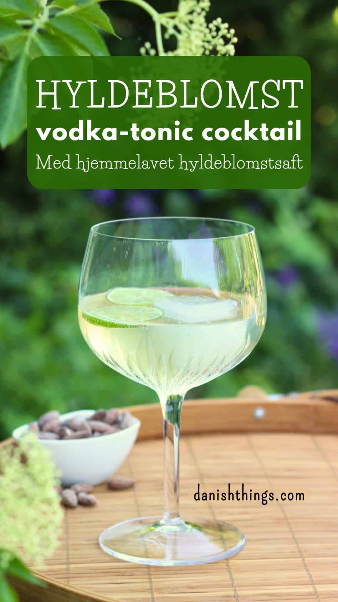 Lav en forfriskende hyldeblomstmocktail med kun 4 ingredienser - hvor den ene er isterninger. Tilsæt hjemmelavet hyldeblomstvodka - eller gin, og du har en sommerfrisk cocktail. Find opskriften, variationer og inspiration til sommerens drinks på danishthings.com © Christel Parby #DanishThings #hyldeblomst #hyldeblomstmocktail #hyldeblomstcocktail #mocktail #cocktail #vodkatonic #hyldeblomstvodka #sommerdrink #SpisSommeren