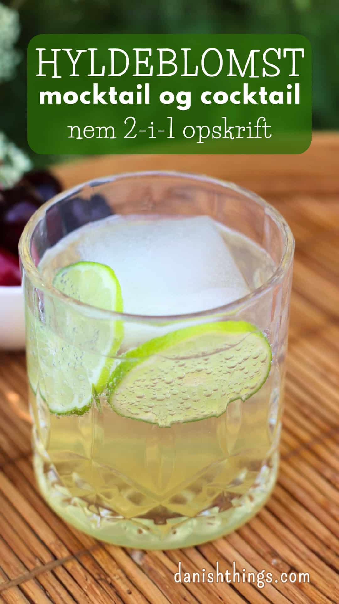 Lav en forfriskende hyldeblomstmocktail med kun 4 ingredienser - hvor den ene er isterninger. Tilsæt hjemmelavet hyldeblomstvodka - eller gin, og du har en sommerfrisk cocktail. Find opskriften, variationer og inspiration til sommerens drinks på danishthings.com © Christel Parby #DanishThings #hyldeblomst #hyldeblomstmocktail #hyldeblomstcocktail #mocktail #cocktail #vodkatonic #hyldeblomstvodka #sommerdrink #SpisSommeren