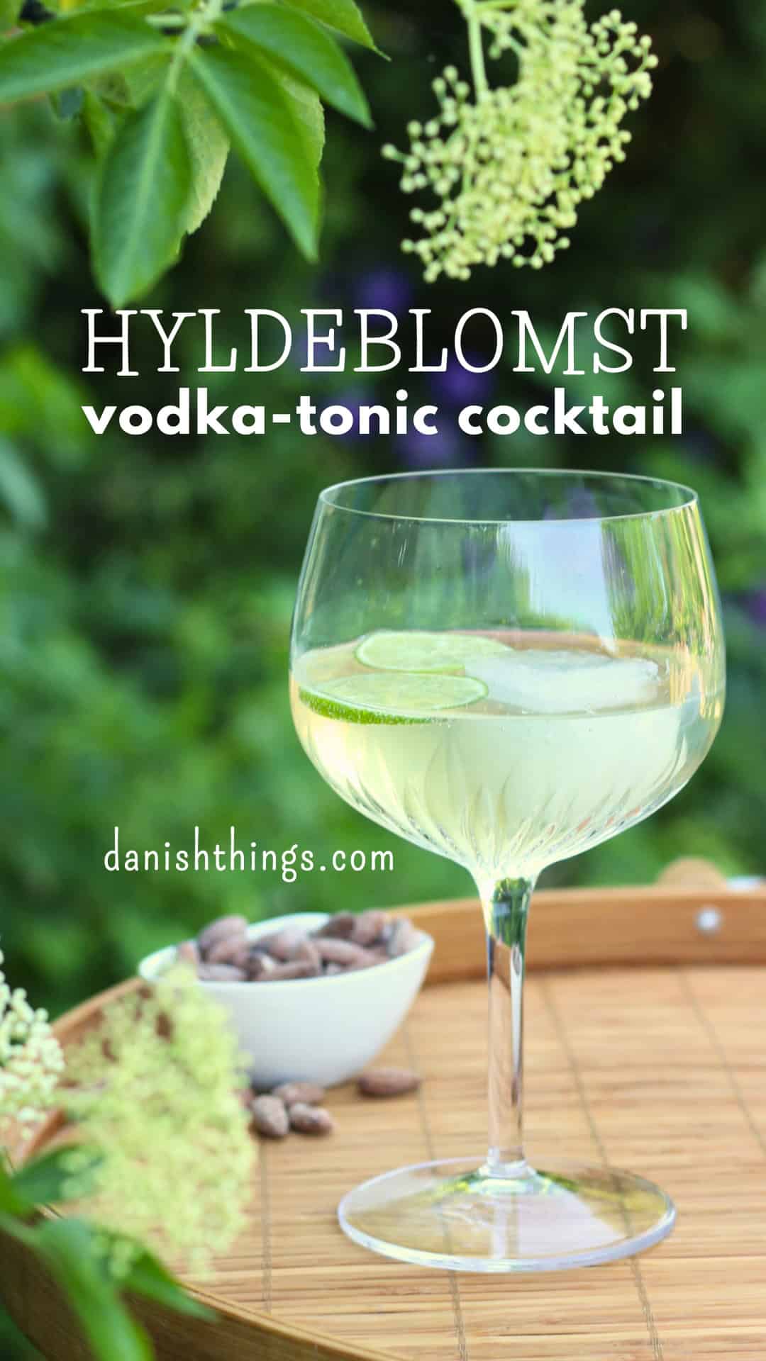 Lav en forfriskende hyldeblomstmocktail med kun 4 ingredienser - hvor den ene er isterninger. Tilsæt hjemmelavet hyldeblomstvodka - eller gin, og du har en sommerfrisk cocktail. Find opskriften, variationer og inspiration til sommerens drinks på danishthings.com © Christel Parby #DanishThings #hyldeblomst #hyldeblomstmocktail #hyldeblomstcocktail #mocktail #cocktail #vodkatonic #hyldeblomstvodka #sommerdrink #SpisSommeren