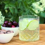 Lav en forfriskende hyldeblomstmocktail med kun 4 ingredienser - hvor den ene er isterninger. Tilsæt hjemmelavet hyldeblomstvodka - eller gin, og du har en sommerfrisk cocktail. Find opskriften, variationer og inspiration til sommerens drinks på danishthings.com © Christel Parby #DanishThings #hyldeblomst #hyldeblomstmocktail #hyldeblomstcocktail #mocktail #cocktail #vodkatonic #hyldeblomstvodka #sommerdrink #SpisSommeren