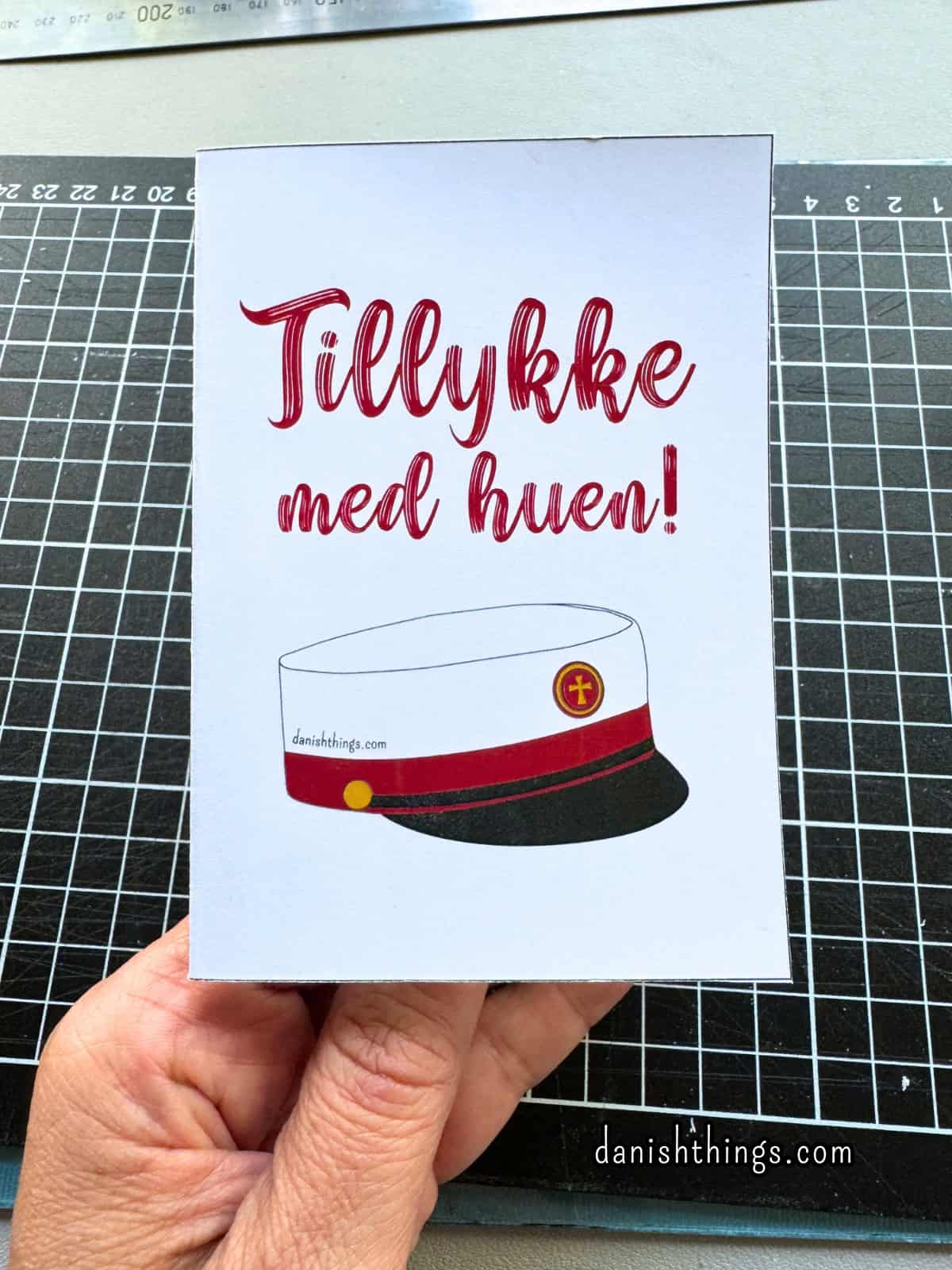 "Tillykke med huen" kort og studenterhue flag til print Print et "Tillykke med huen" kort til DIN student. Vælg mellem rød, blå og "farv selv"-udgave - perfekt til den klassiske student - og studenten med andre farver huebånd. Find de gratis print på danishthings.com © Christel Parby #DanishThings #tillykkemedhuen #studenterkort #gratisprint #student #studenterhue #tillykke