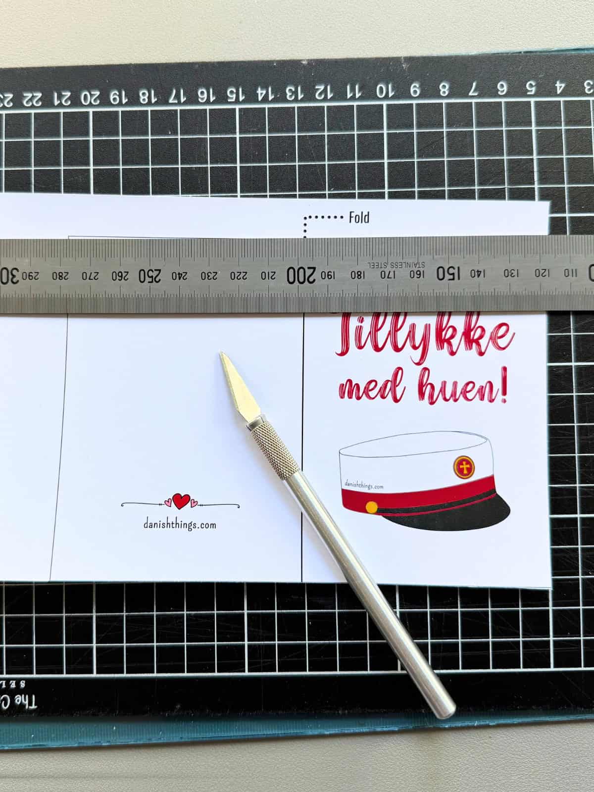 "Tillykke med huen" kort og studenterhue flag til print Print et "Tillykke med huen" kort til DIN student. Vælg mellem rød, blå og "farv selv"-udgave - perfekt til den klassiske student - og studenten med andre farver huebånd. Find de gratis print på danishthings.com © Christel Parby #DanishThings #tillykkemedhuen #studenterkort #gratisprint #student #studenterhue #tillykke