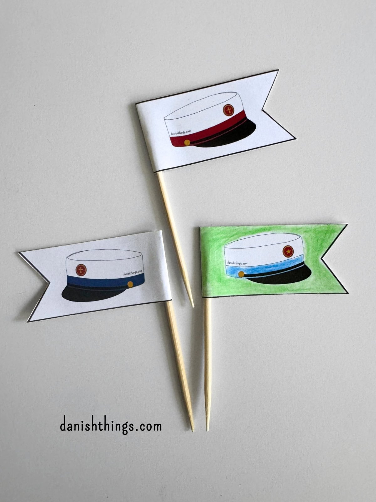 Har din student en grå, lyseblå eller en anden farve huebånd end de klassiske blå og rød? Print "farv selv"-udgaven og farv båndet i den rigtige farve. Her finder du også de klassiske designs. Find de gratis print på danishthings.com © Christel Parby #DanishThings #tillykkemedhuen #studenterkort #gratisprint #student #studenterhue #tillykke