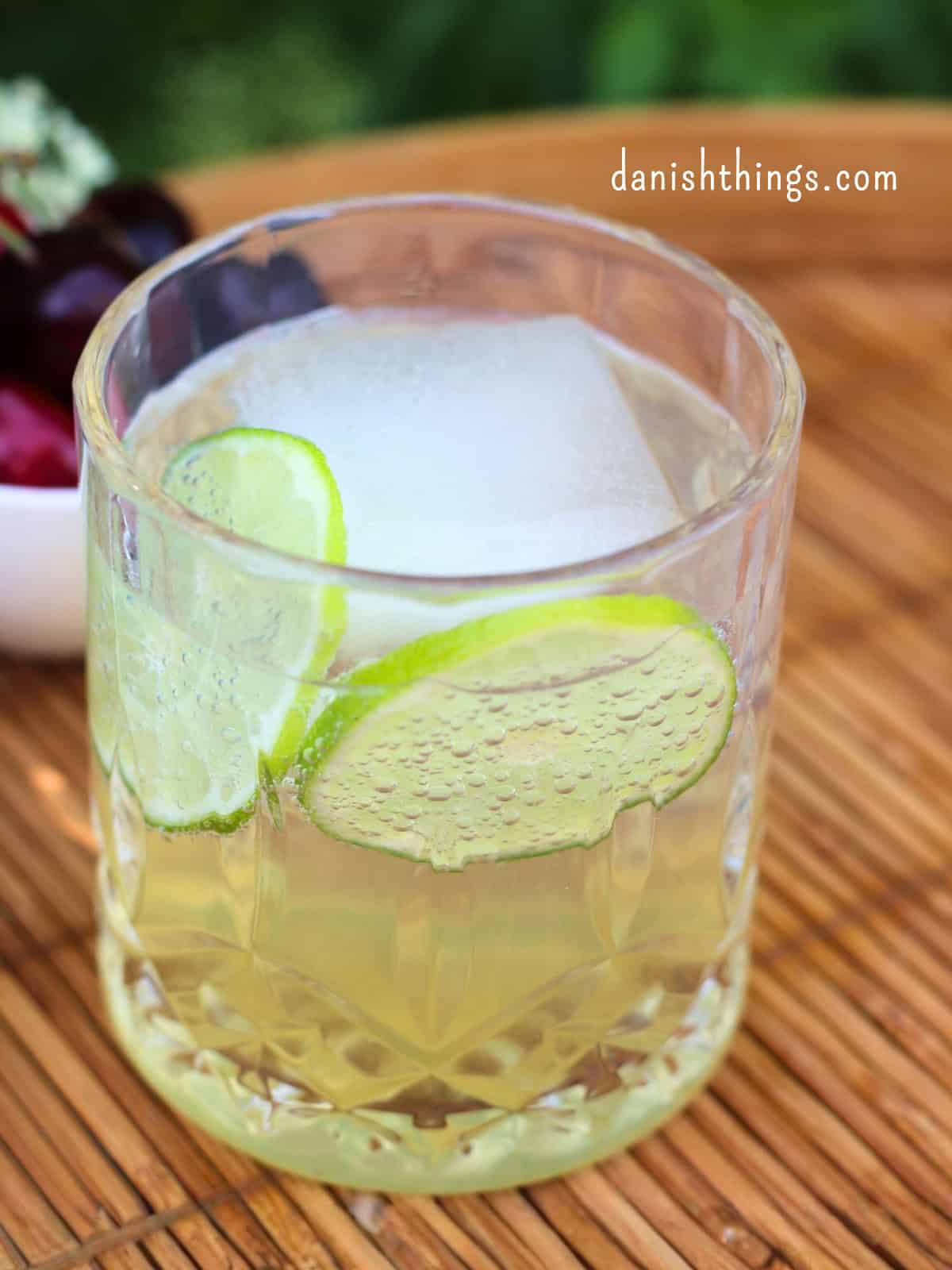 Lav en forfriskende hyldeblomstmocktail med kun 4 ingredienser - hvor den ene er isterninger. Tilsæt hjemmelavet hyldeblomstvodka - eller gin, og du har en sommerfrisk cocktail. Find opskriften, variationer og inspiration til sommerens drinks på danishthings.com © Christel Parby #DanishThings #hyldeblomst #hyldeblomstmocktail #hyldeblomstcocktail #mocktail #cocktail #vodkatonic #hyldeblomstvodka #sommerdrink #SpisSommeren