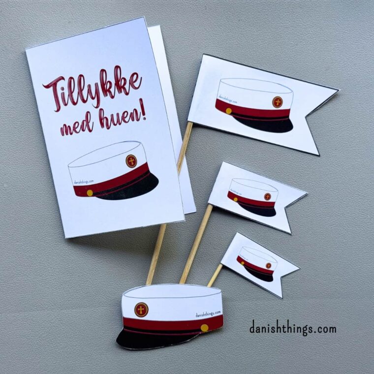 Print et "Tillykke med huen" kort til DIN student. Du kan også printe studenterhue-flag til kransekagen, vandmelonen, buketten, borddekorationen og meget mere. Vælg mellem kort og flag i rød, blå og "farv selv". Find de gratis print på danishthings.com © Christel Parby #DanishThings #tillykkemedhuen #studenterkort #gratisprint #student #studenterhue #tillykke #kageflag #studenterflag